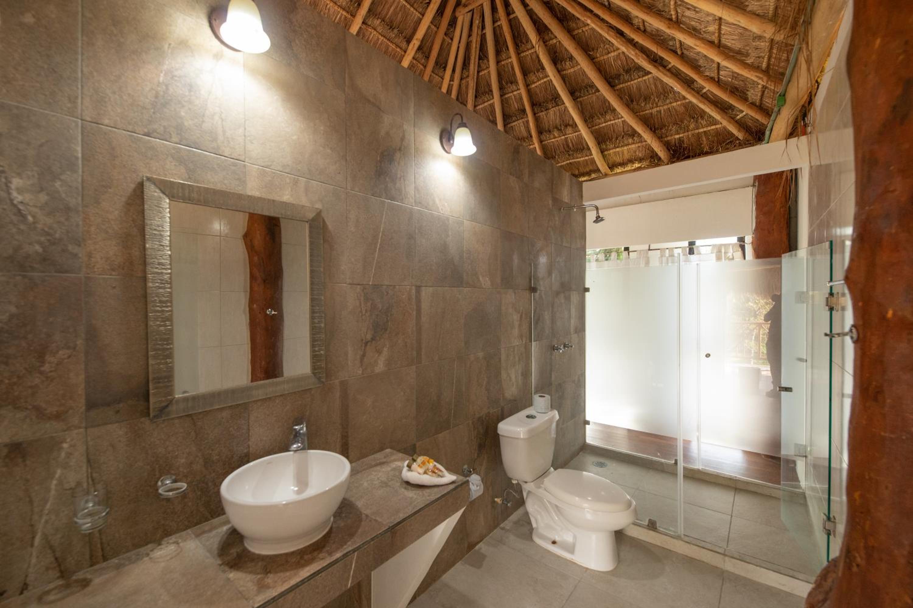 Deluxe Double Room with Side Sea View - Photo 8