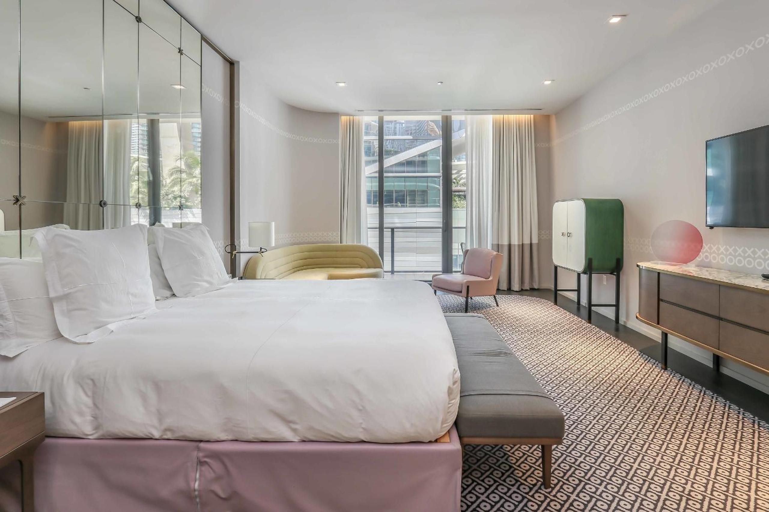 Suite with One King Bed and Balcony (Non Smoking) thumbnail 6