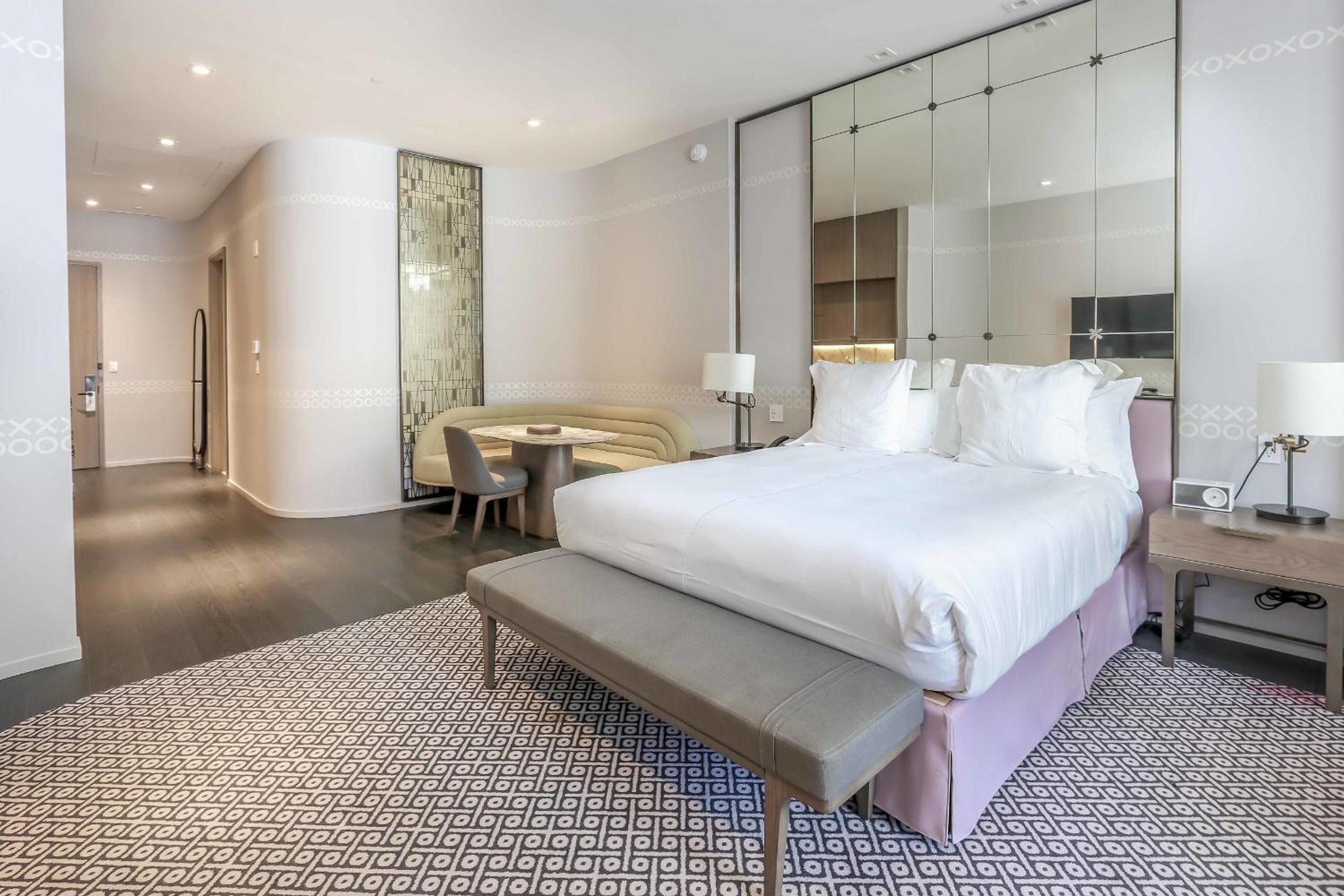 King Suite with Balcony thumbnail 5
