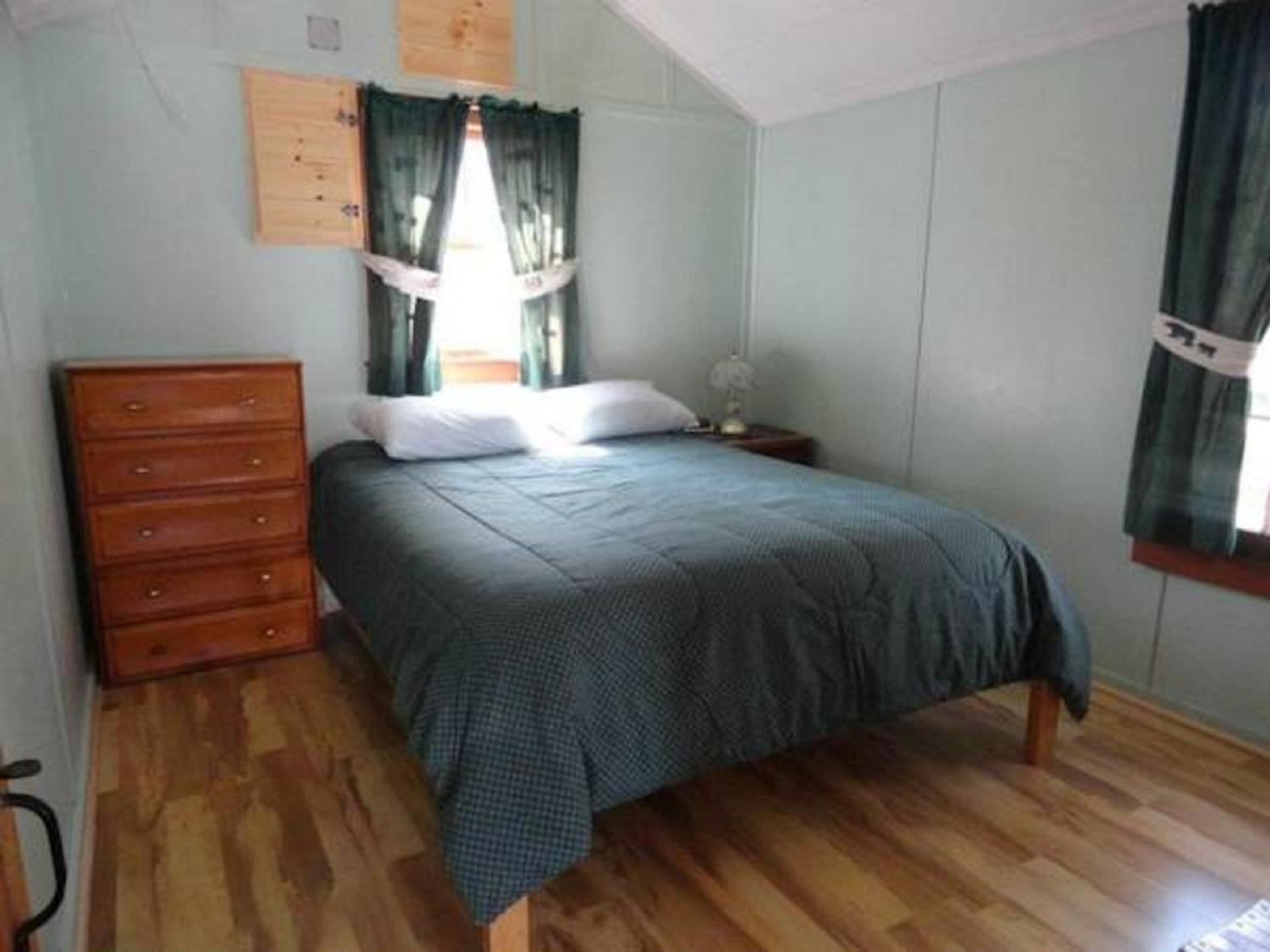 Two-Bedroom House (4 Adults) Cabin 9 photo 3