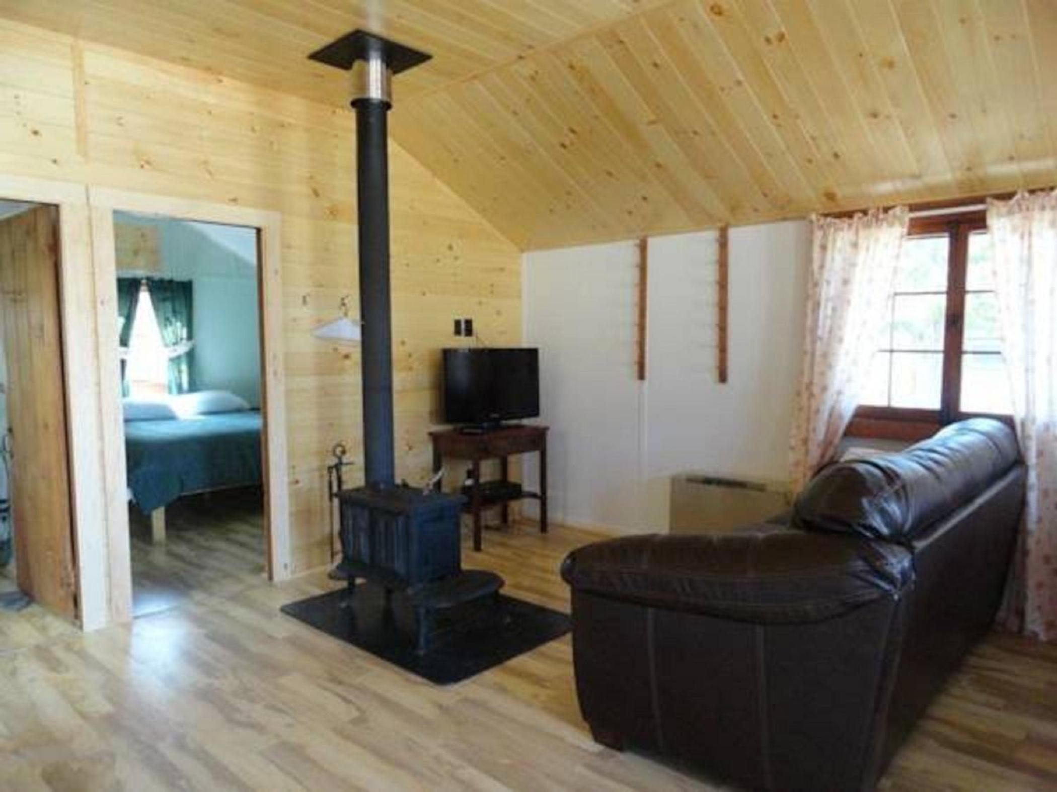Two-Bedroom House (4 Adults) Cabin 9 photo 1