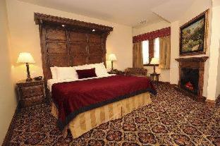 Queen Room with Two Queen Beds and Roll-In Shower - Disability Access photo 2