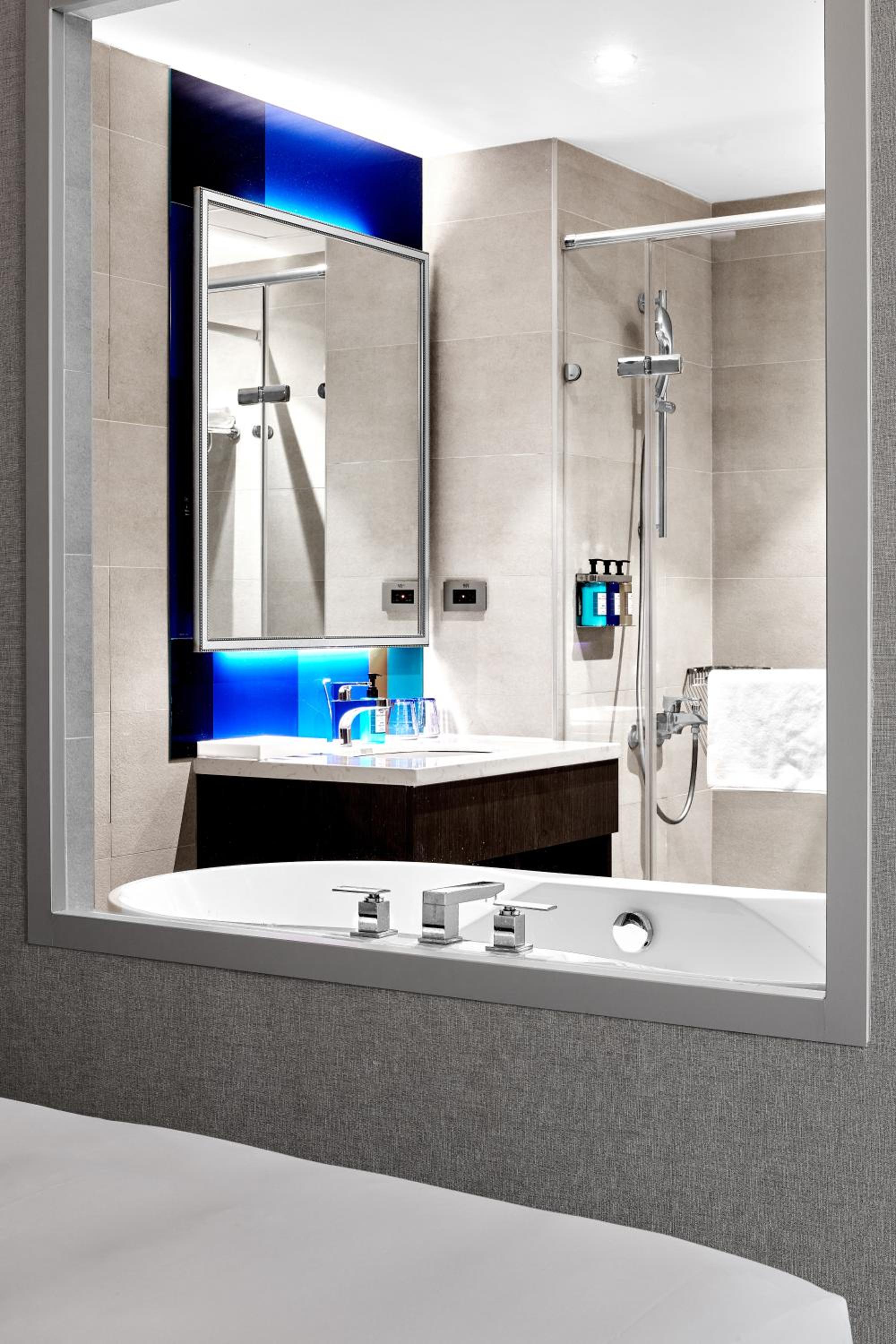 Standard King Room with River View - High Floor thumbnail 6