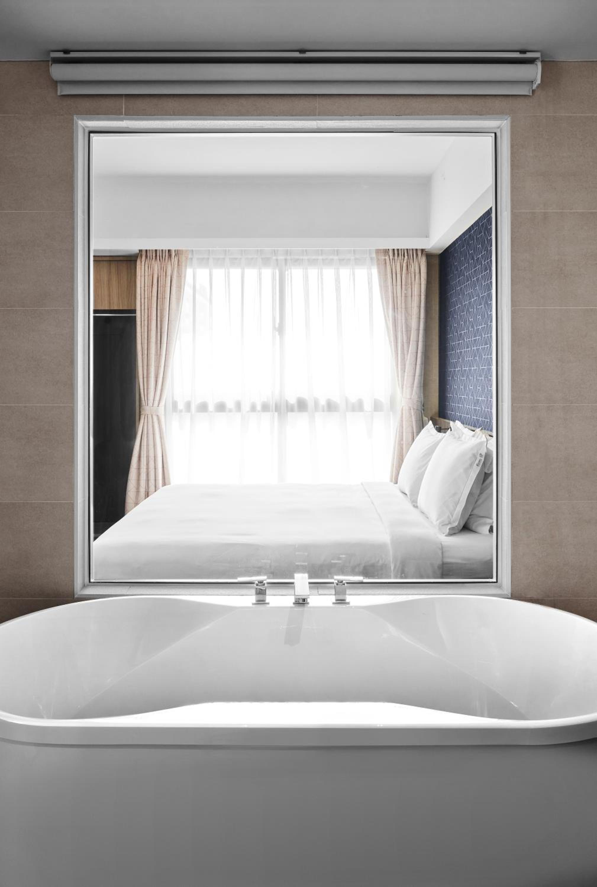 Standard King Room with River View - High Floor thumbnail 5
