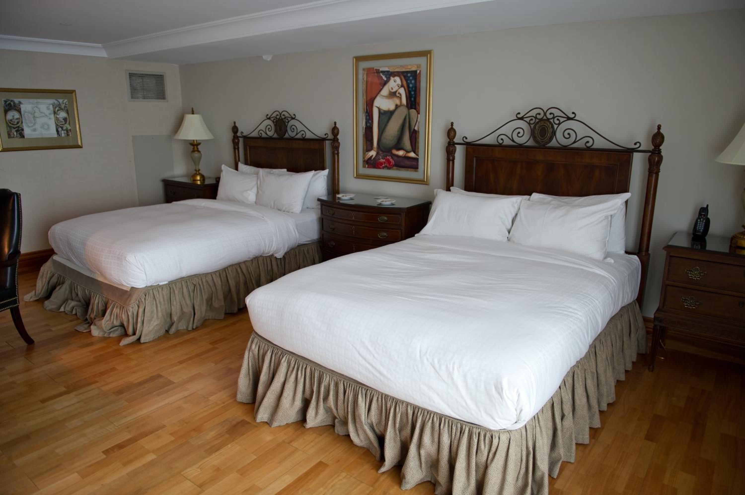 Deluxe Queen Room with Two Queen Beds - Photo 9