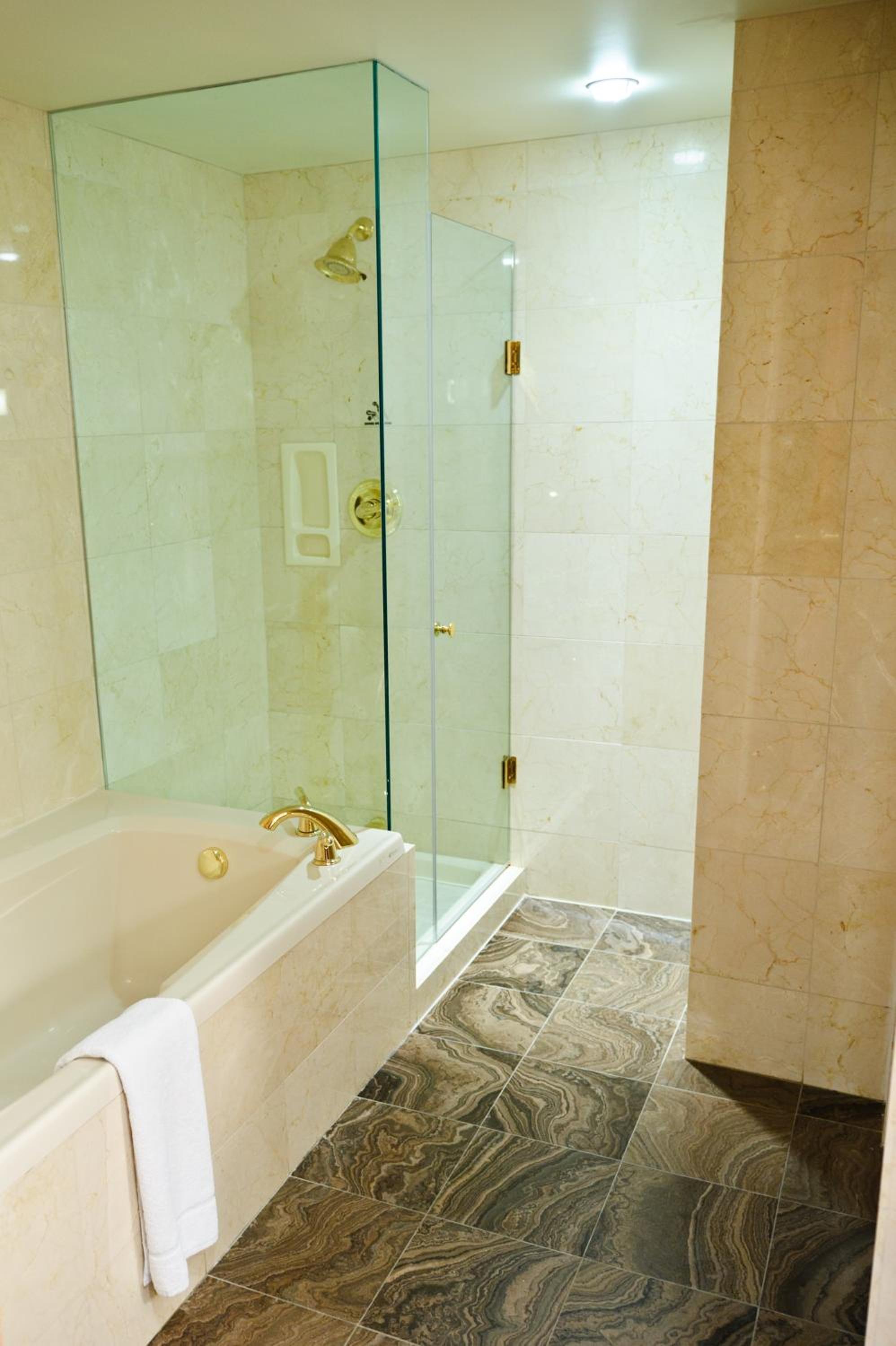 Deluxe Queen Room with Two Queen Beds - Photo 4