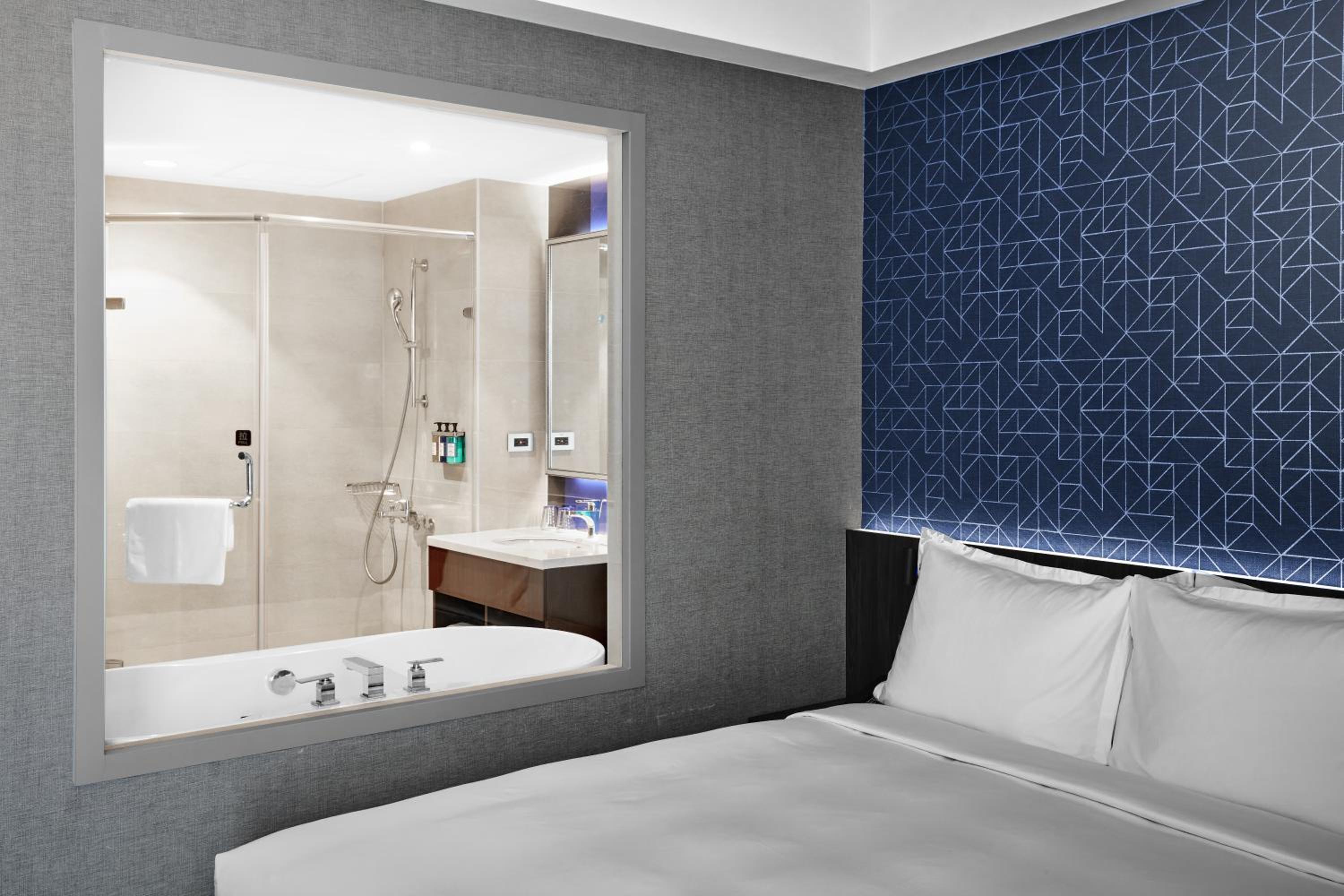 Standard King Room with River View - High Floor