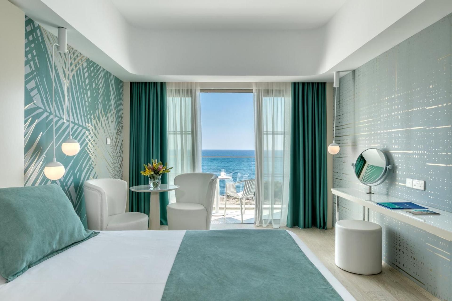 Deluxe Room with Sea View photo 3