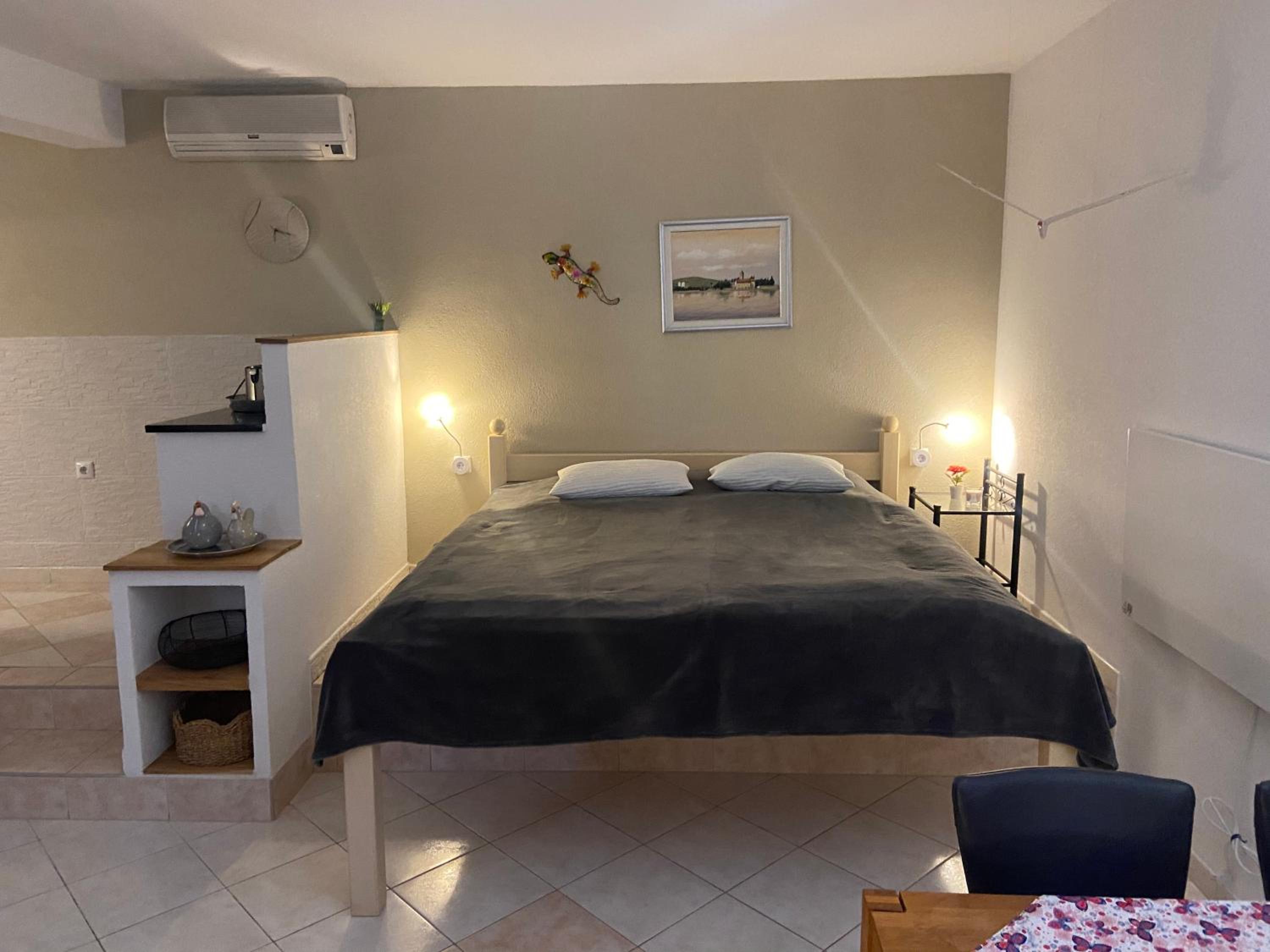 Studio Apartment photo 1