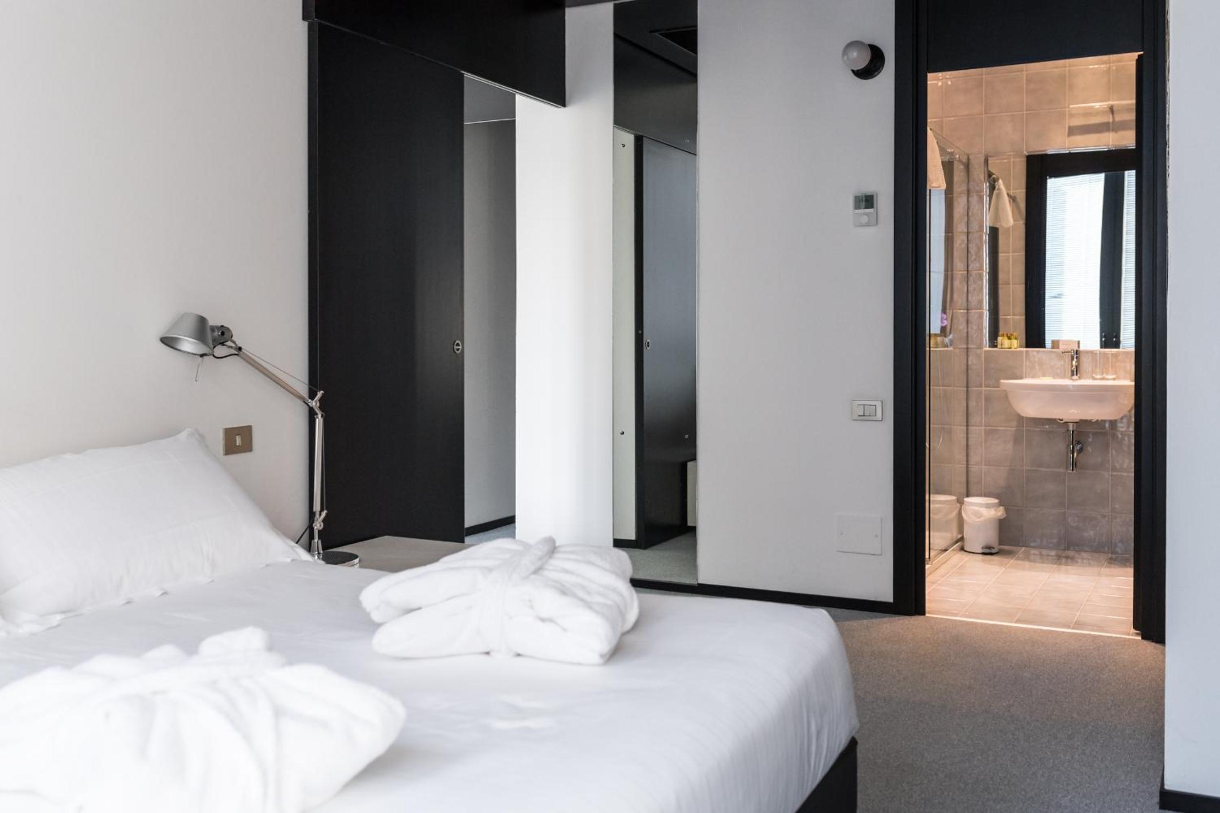 Standard Double Room - Photo 6