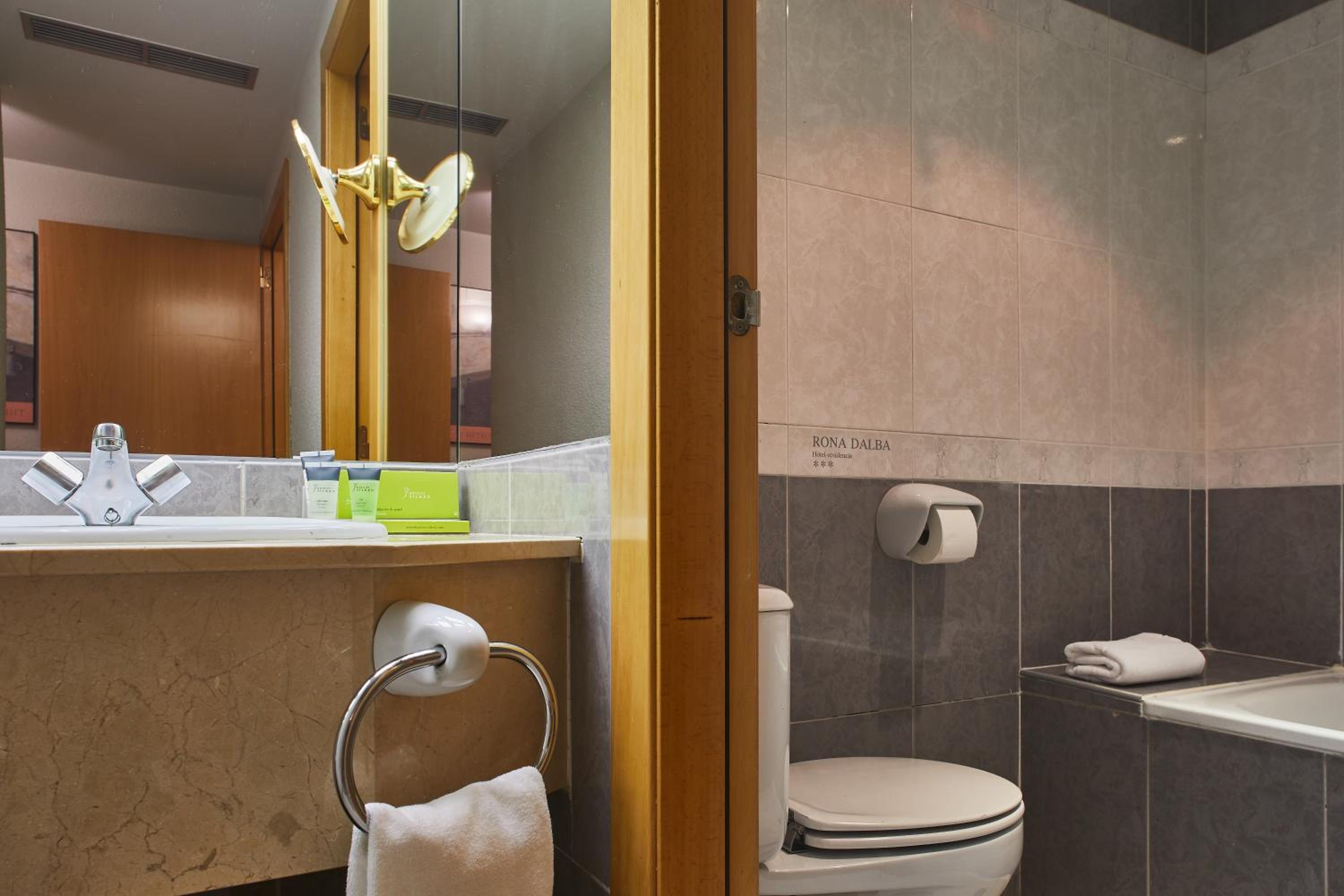 Double Room with Extra Bed (3 Adults) photo 3