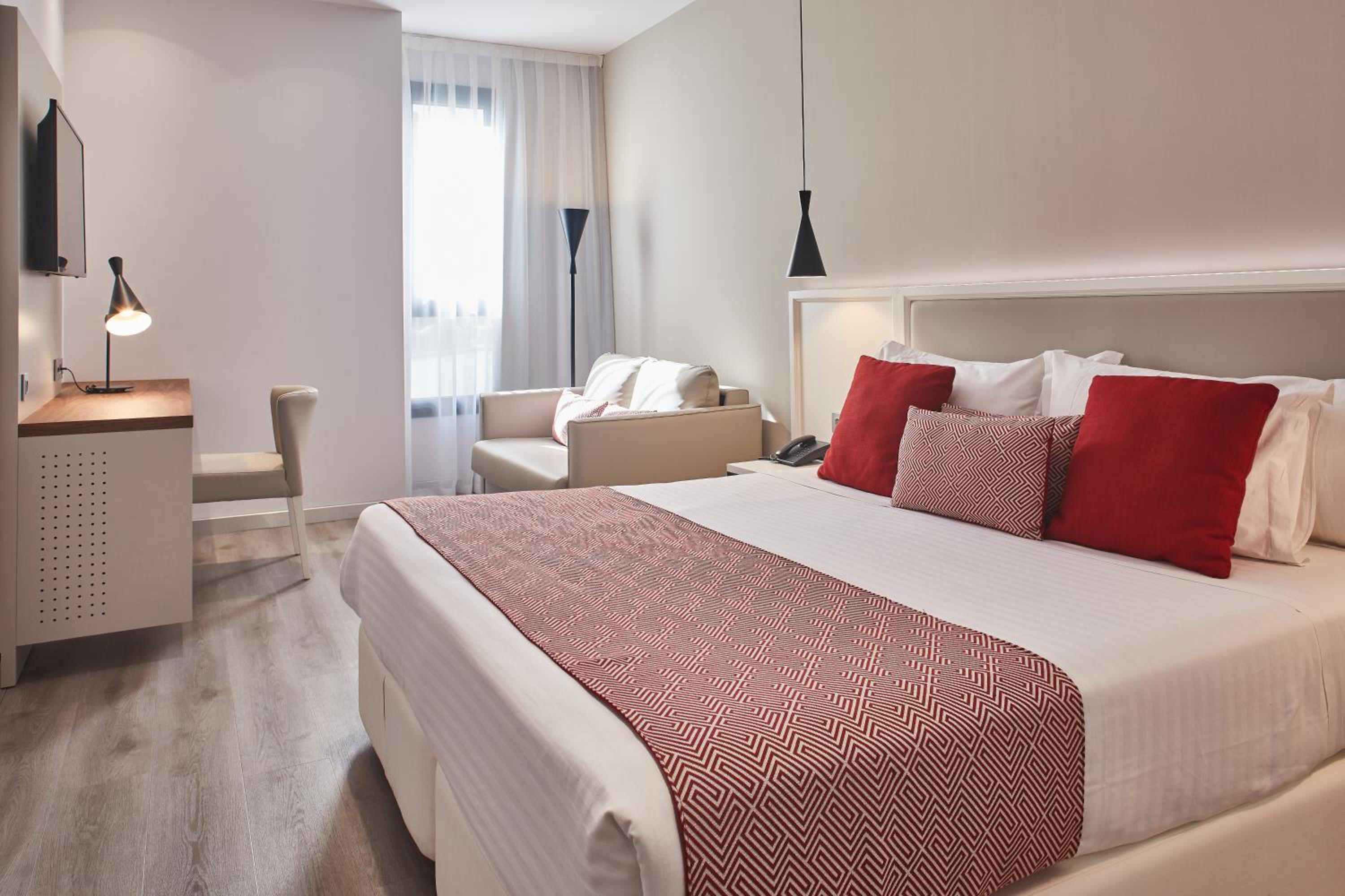 Deluxe Double Room (2 Adults + 1 Child) photo 2