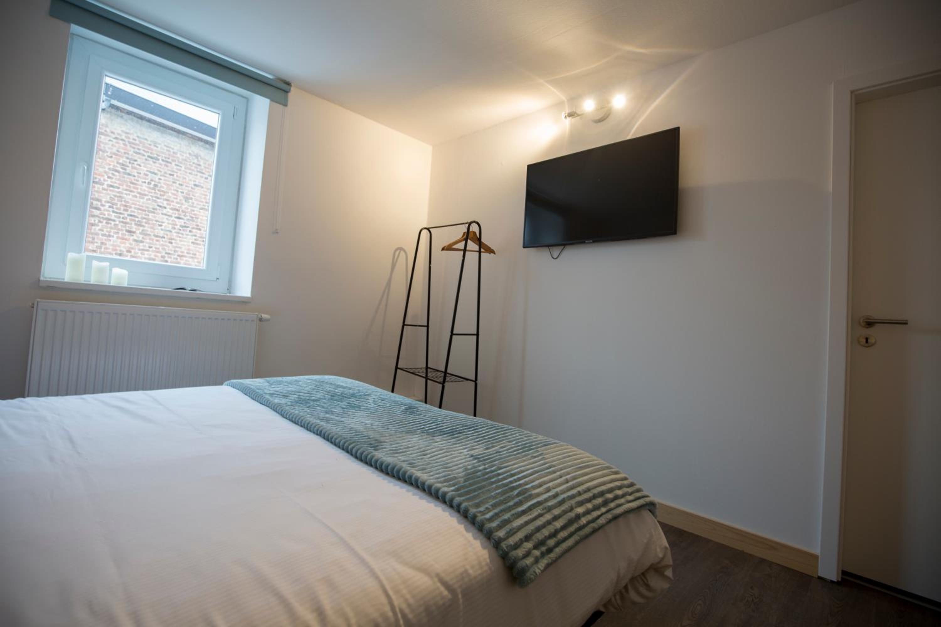 Standard Double Room - Photo 11