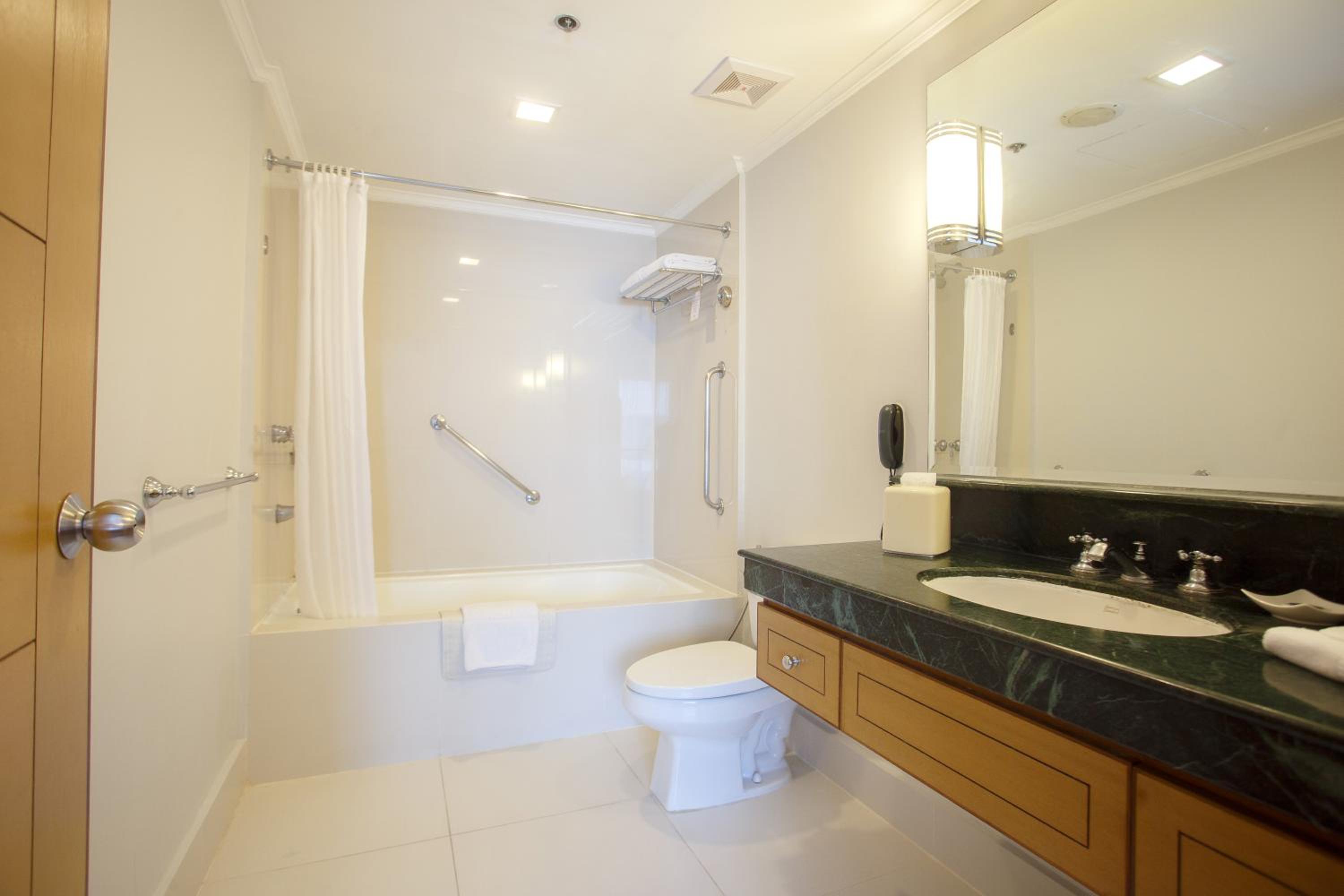 Deluxe Room with Kitchen - Photo 2