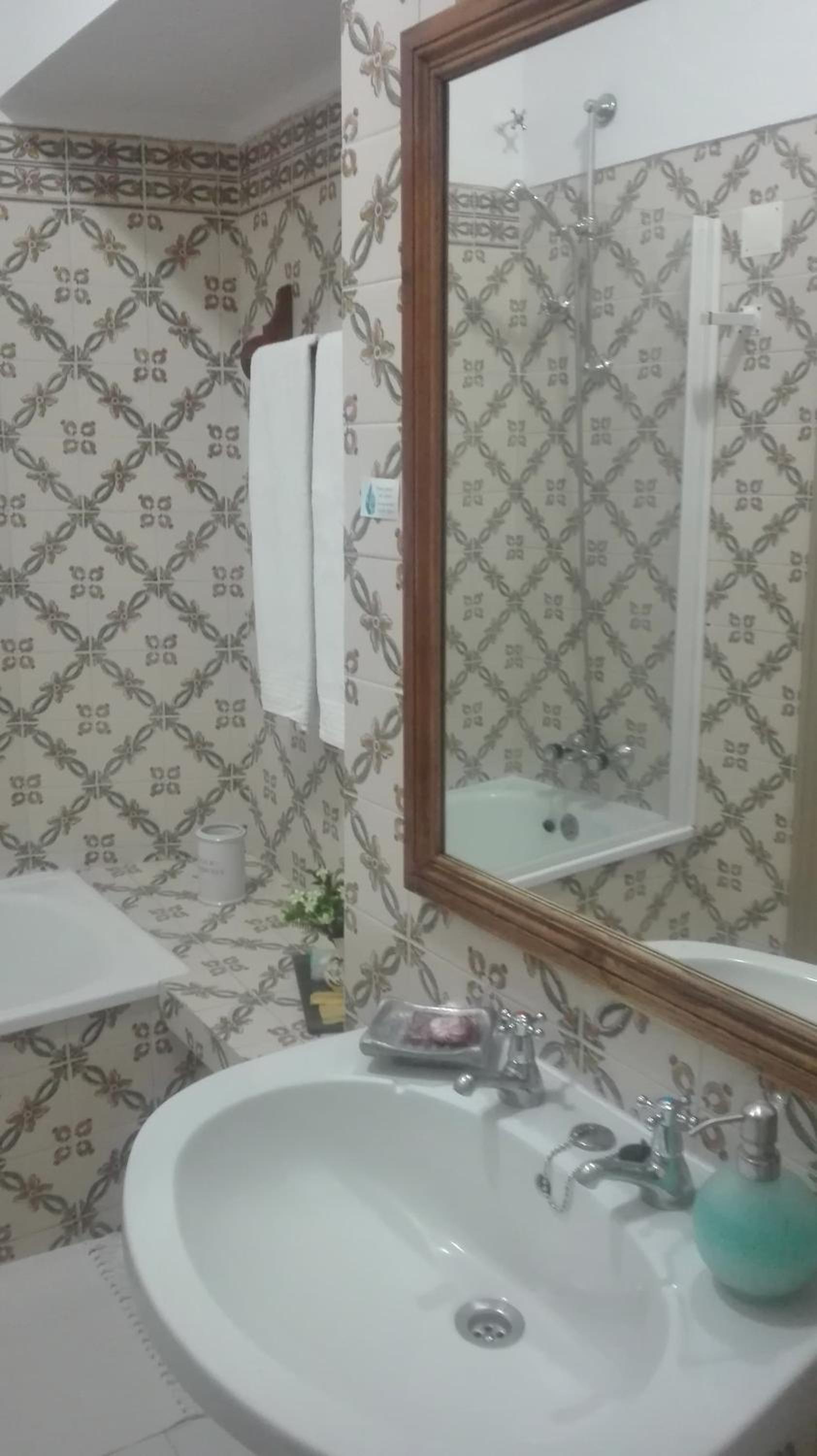 Large Double Room - Photo 6