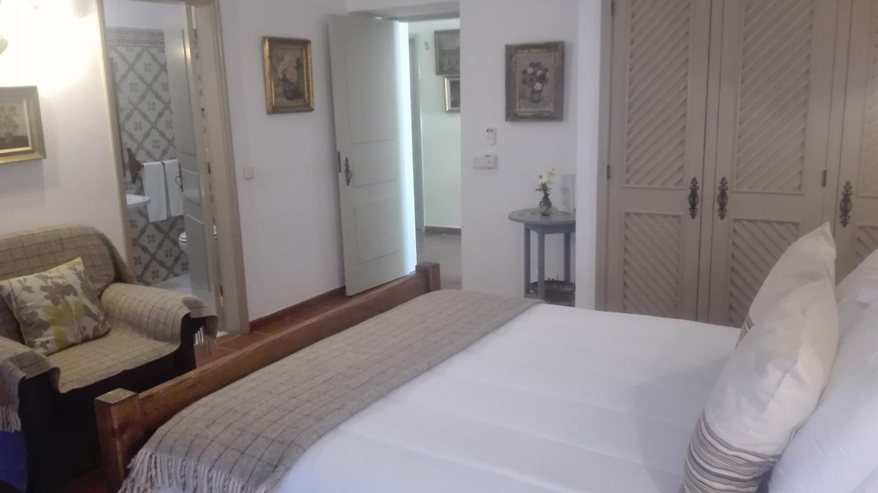 Large Double Room - Photo 3