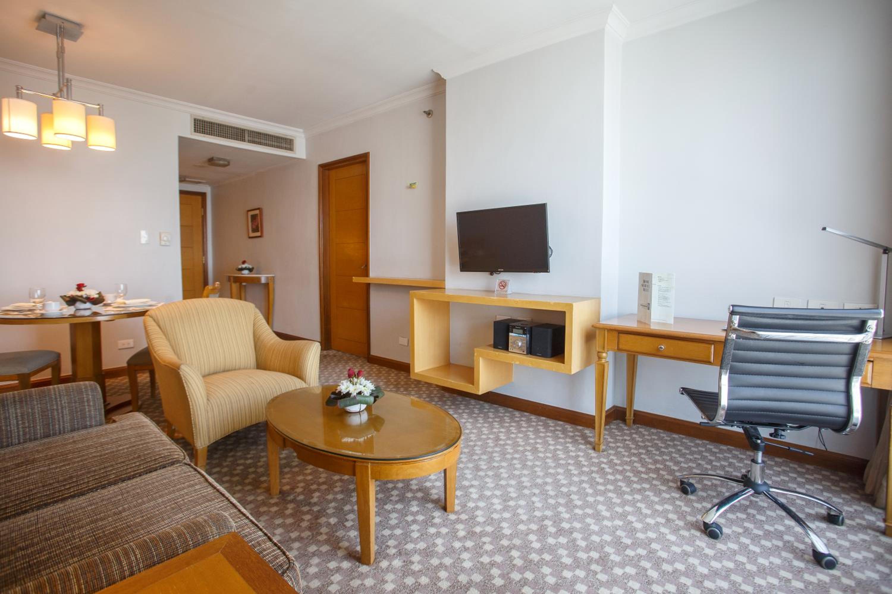 One-Bedroom Premier - Photo 3