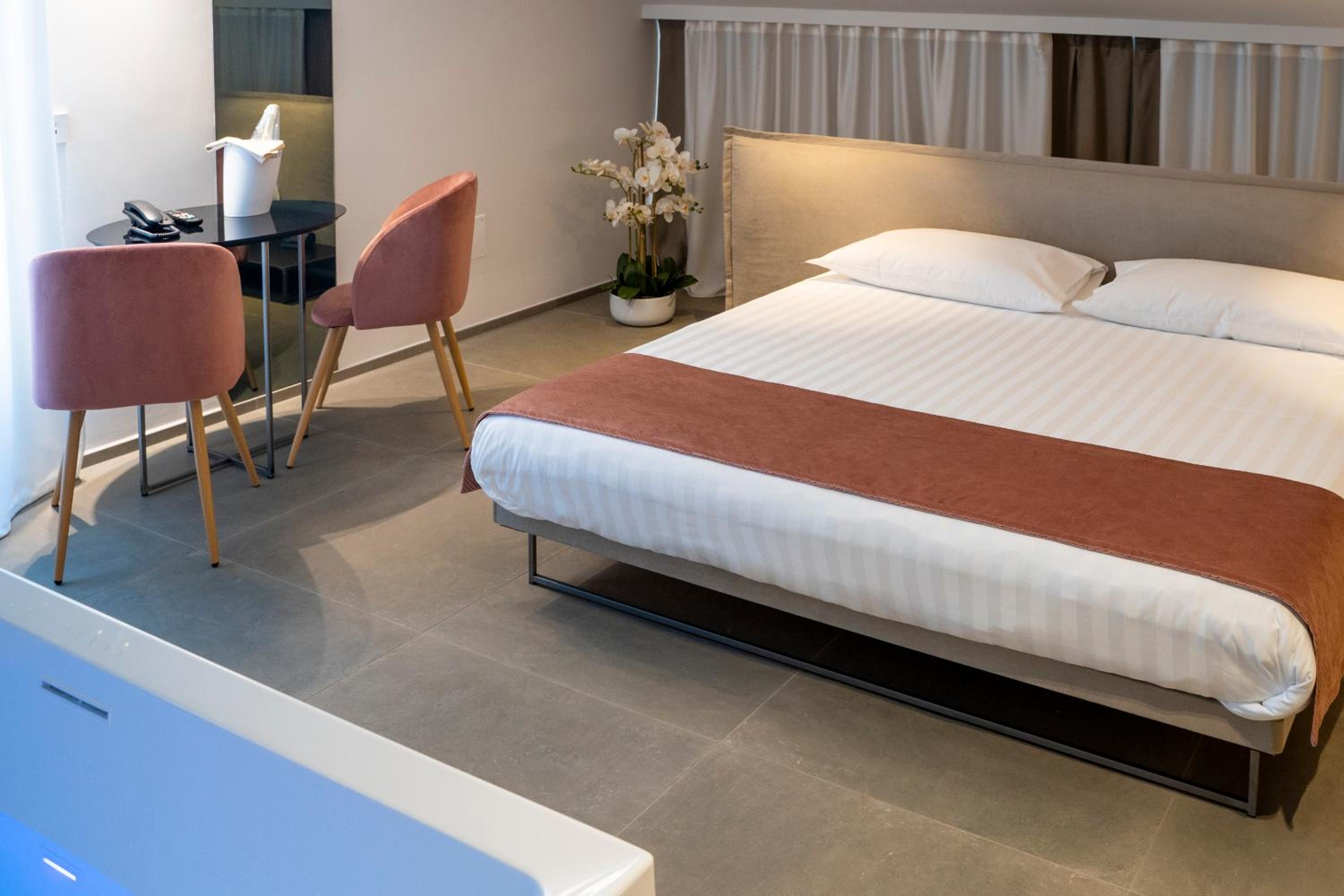 Deluxe Suite with Spa Bath