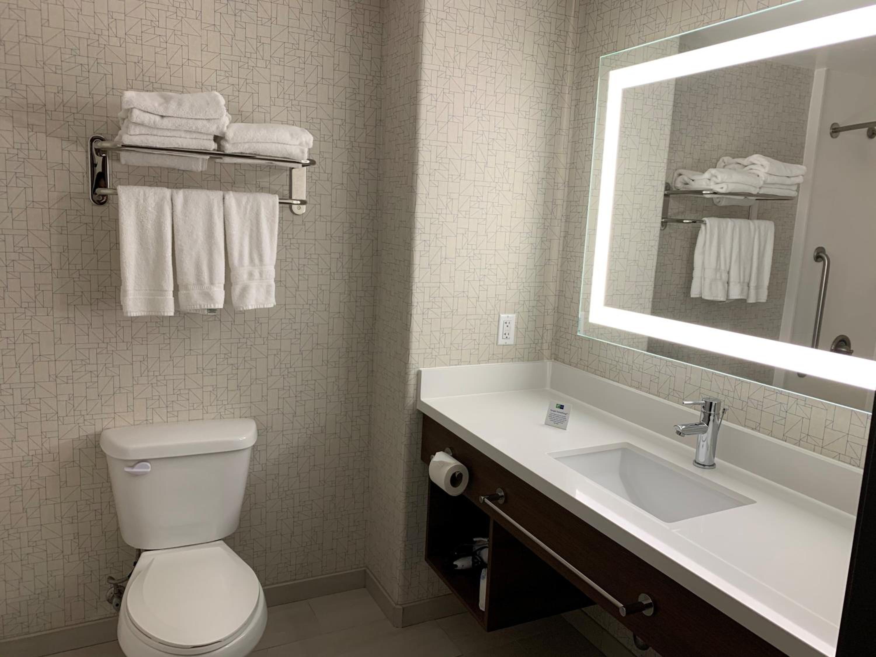 King Suite with Single Sofa Bed - Photo 2