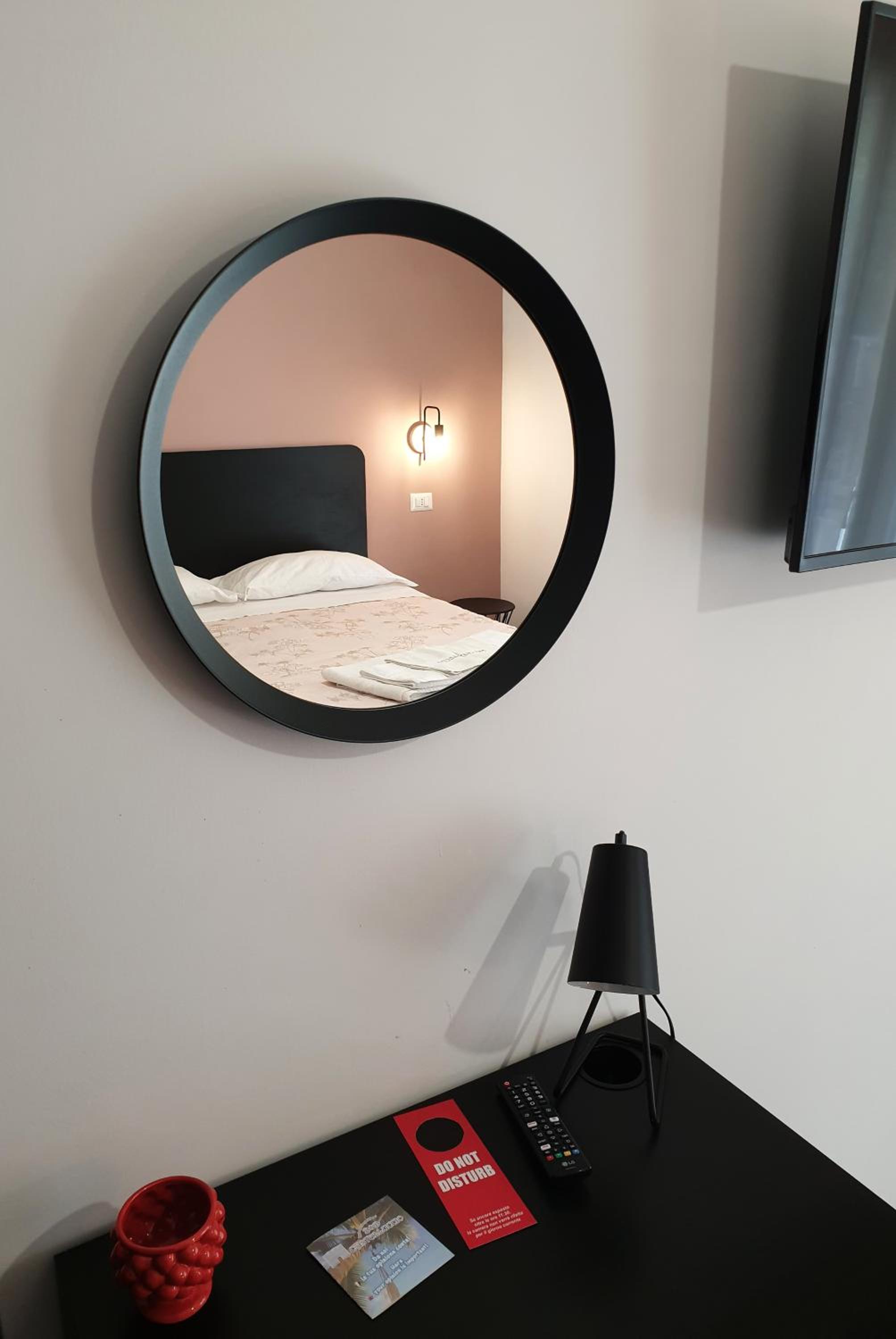 Deluxe Double Room (2 Adults + 1 Child) - Photo 1