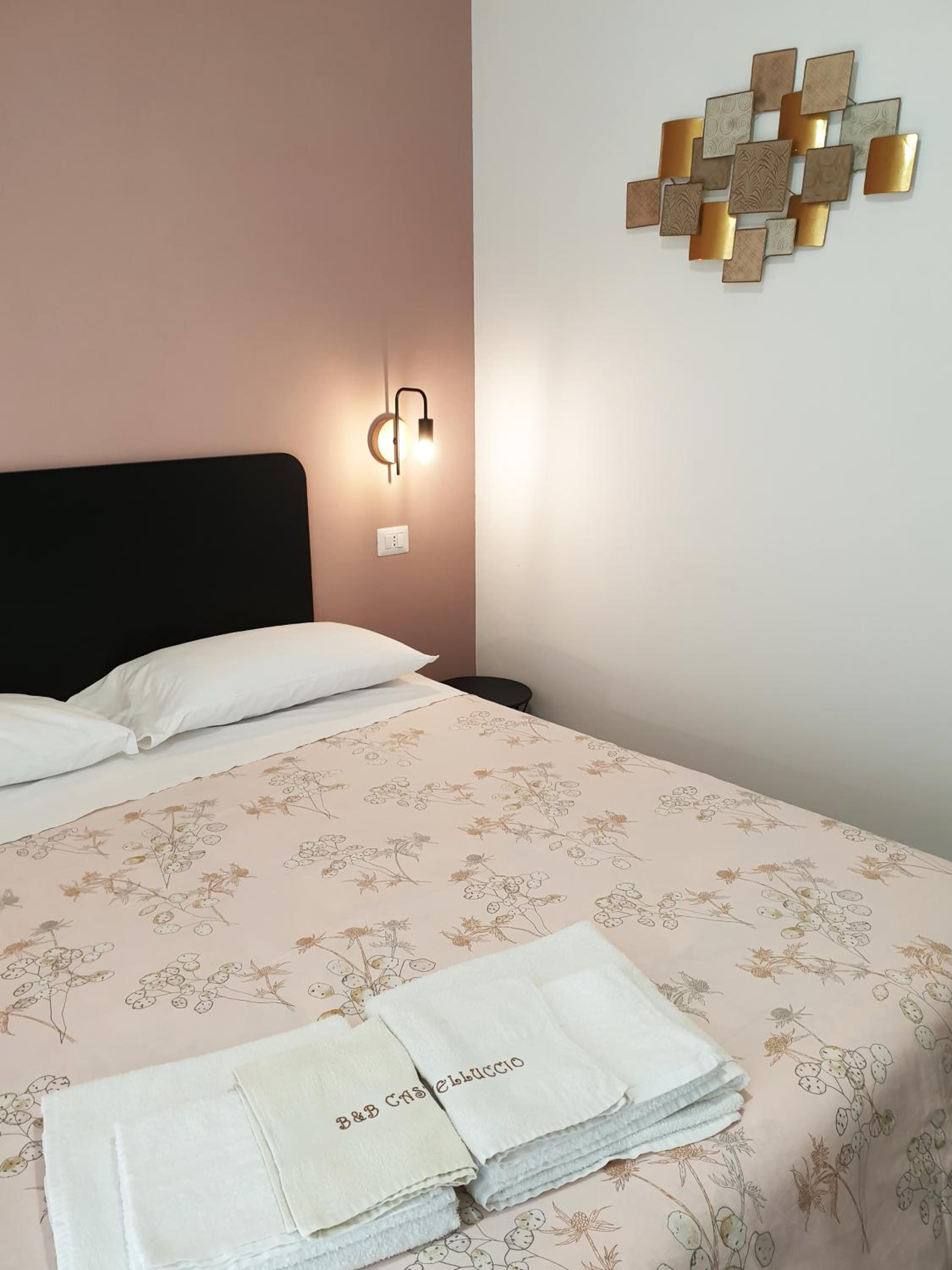 Deluxe Double Room (2 Adults + 1 Child) - Photo 8