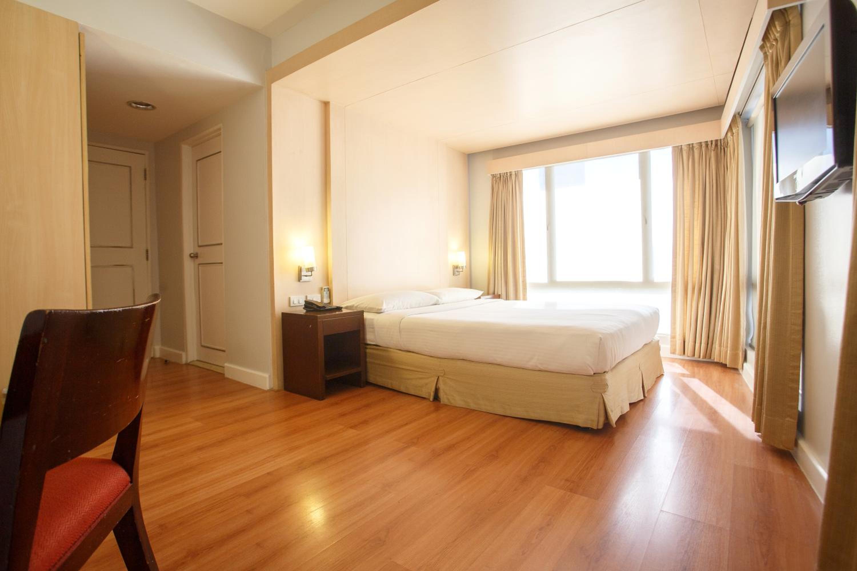 Three-Bedroom Suite - Photo 4