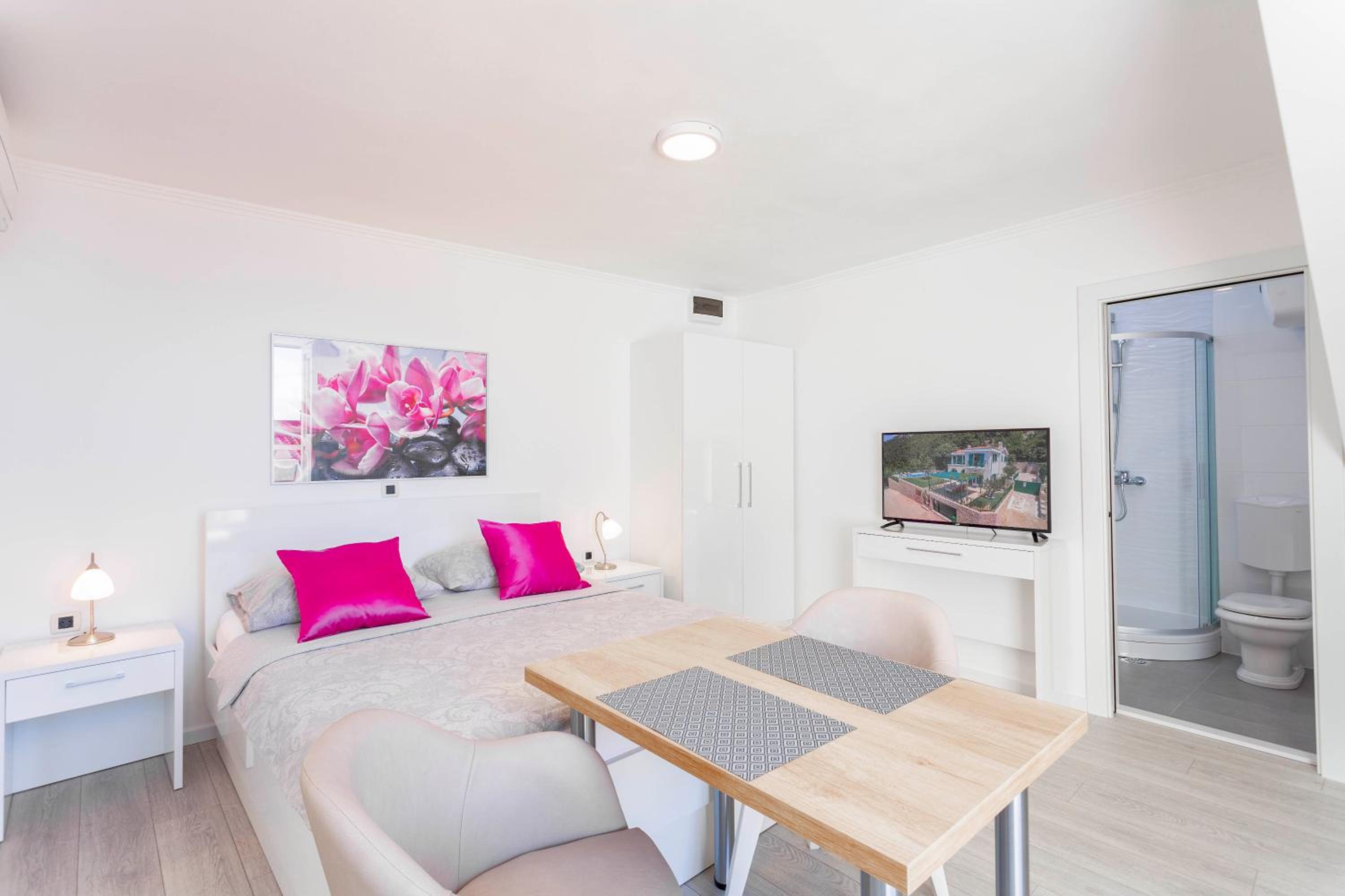 One-Bedroom Apartment with Terrace photo 1