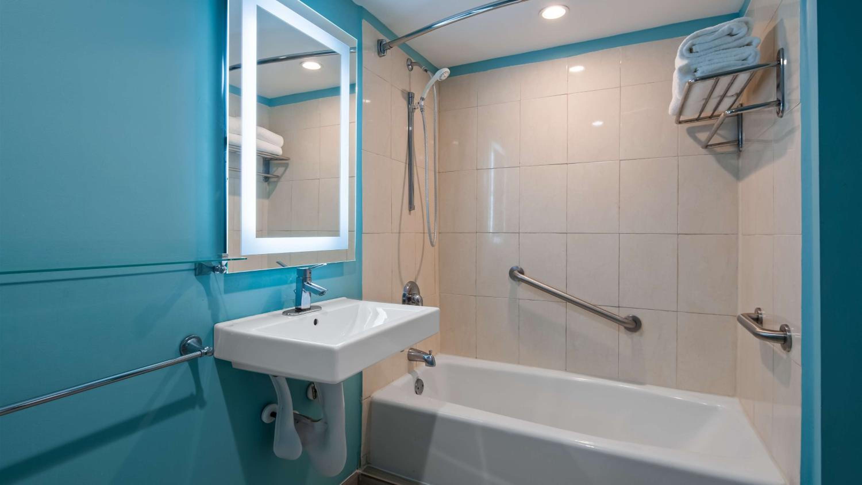 Queen Room with Two Queen Beds and Bath Tub - Disability Access/Non-Smoking 