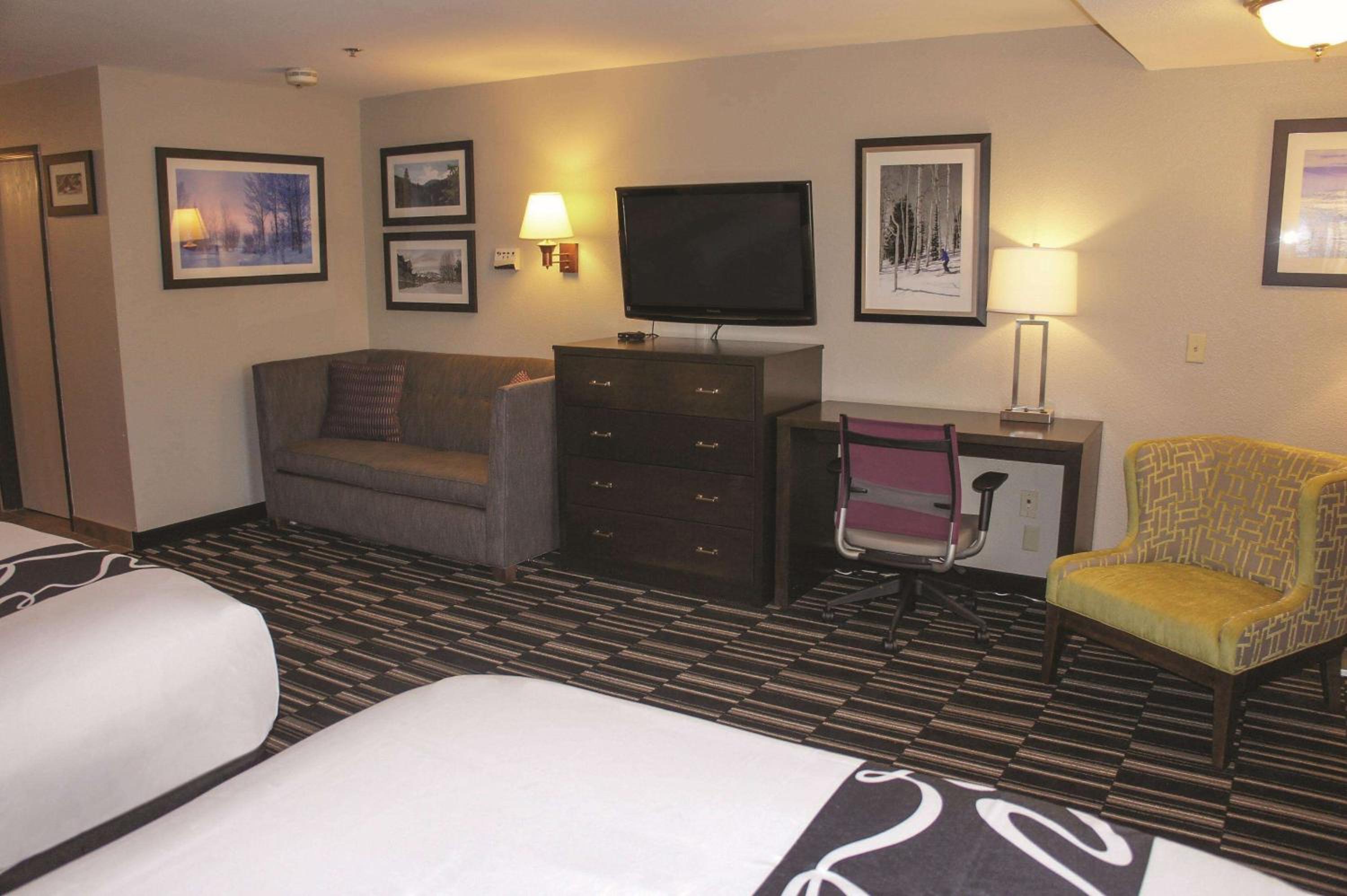 3 Queen Beds, Sofa Bed, Non-Smoking - Photo 6