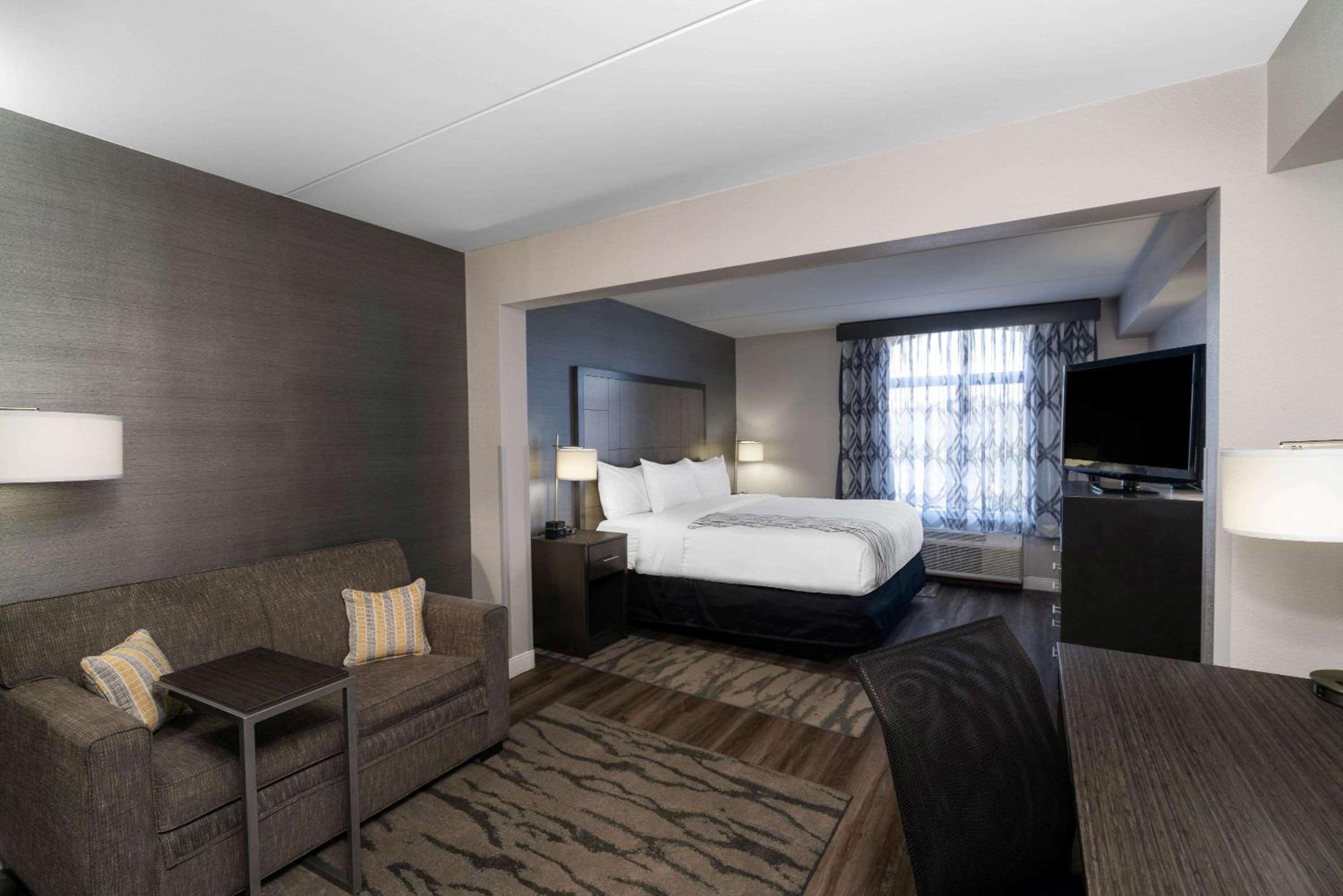 Deluxe King Room - Non-Smoking - Photo 1