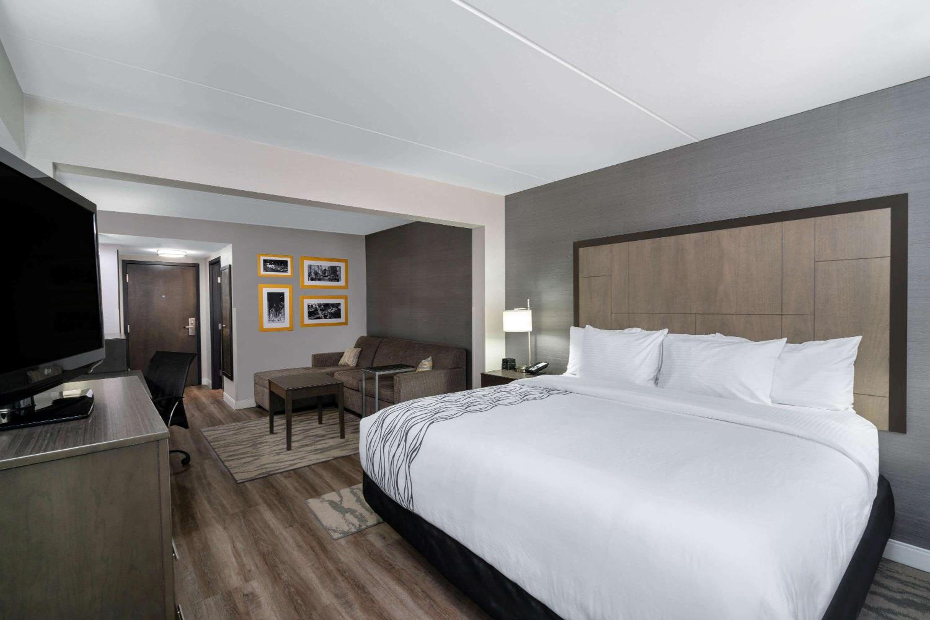 Deluxe King Room - Non-Smoking - Photo 3
