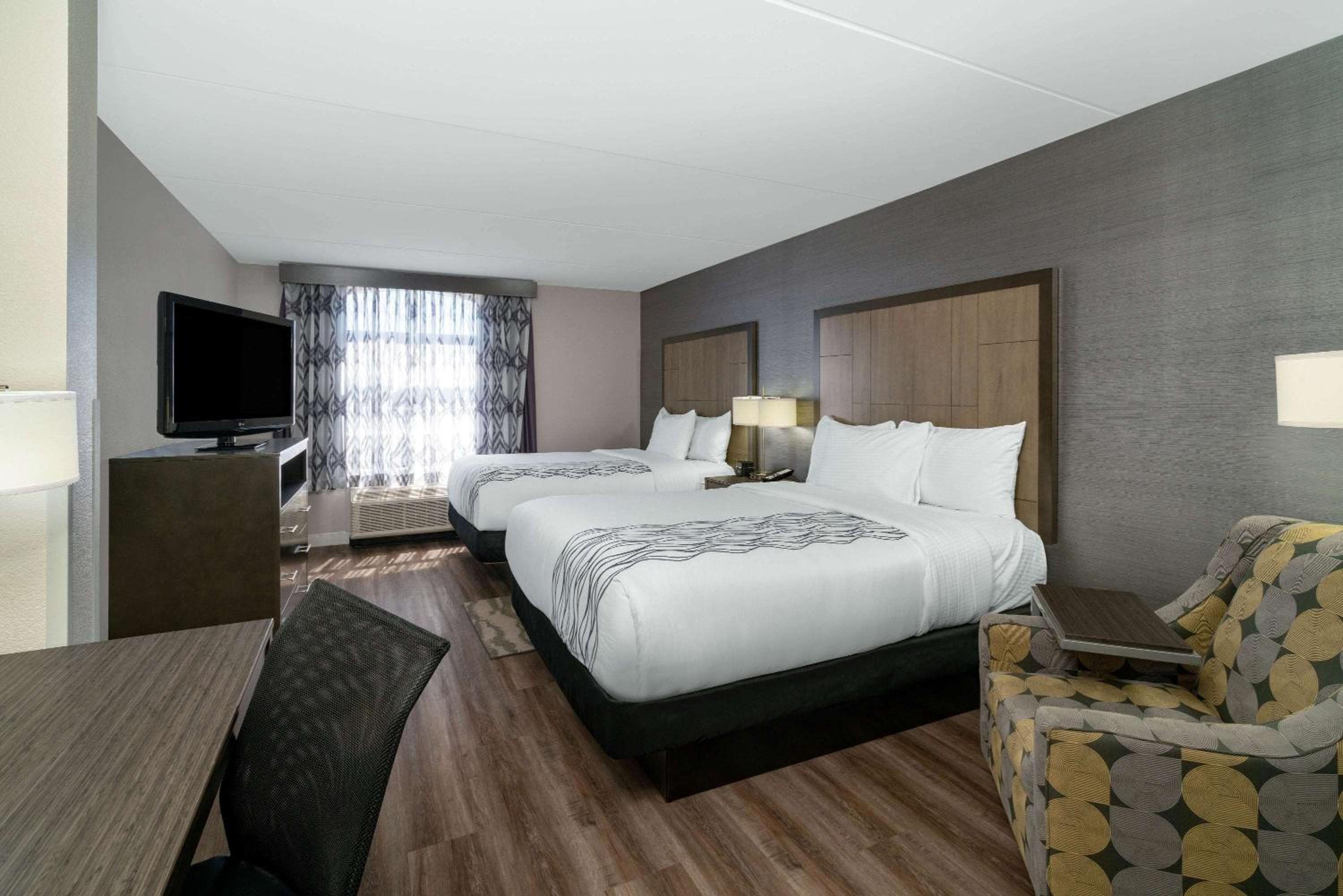 Queen Room with Two Queen Beds - Non-Smoking - Photo 4