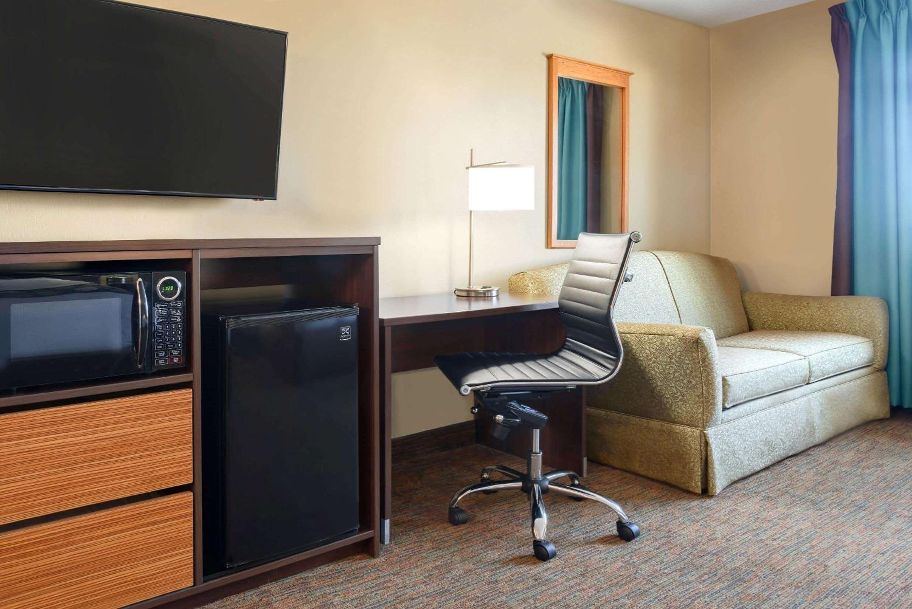 Studio Suite with Two Queen Beds - Non-Smoking - Photo 2