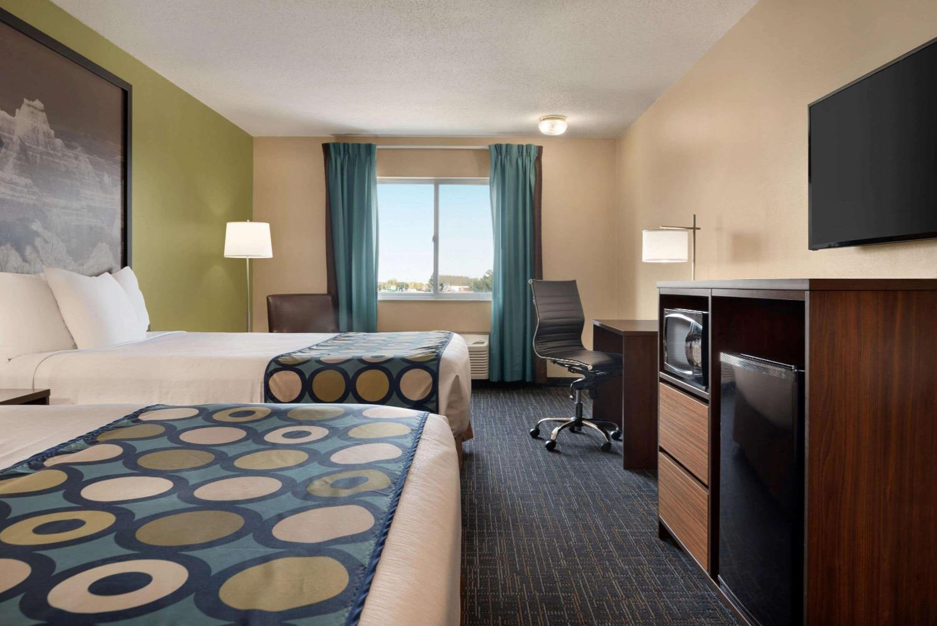 Queen Room with Two Queen Beds - Non-Smoking - Photo 1