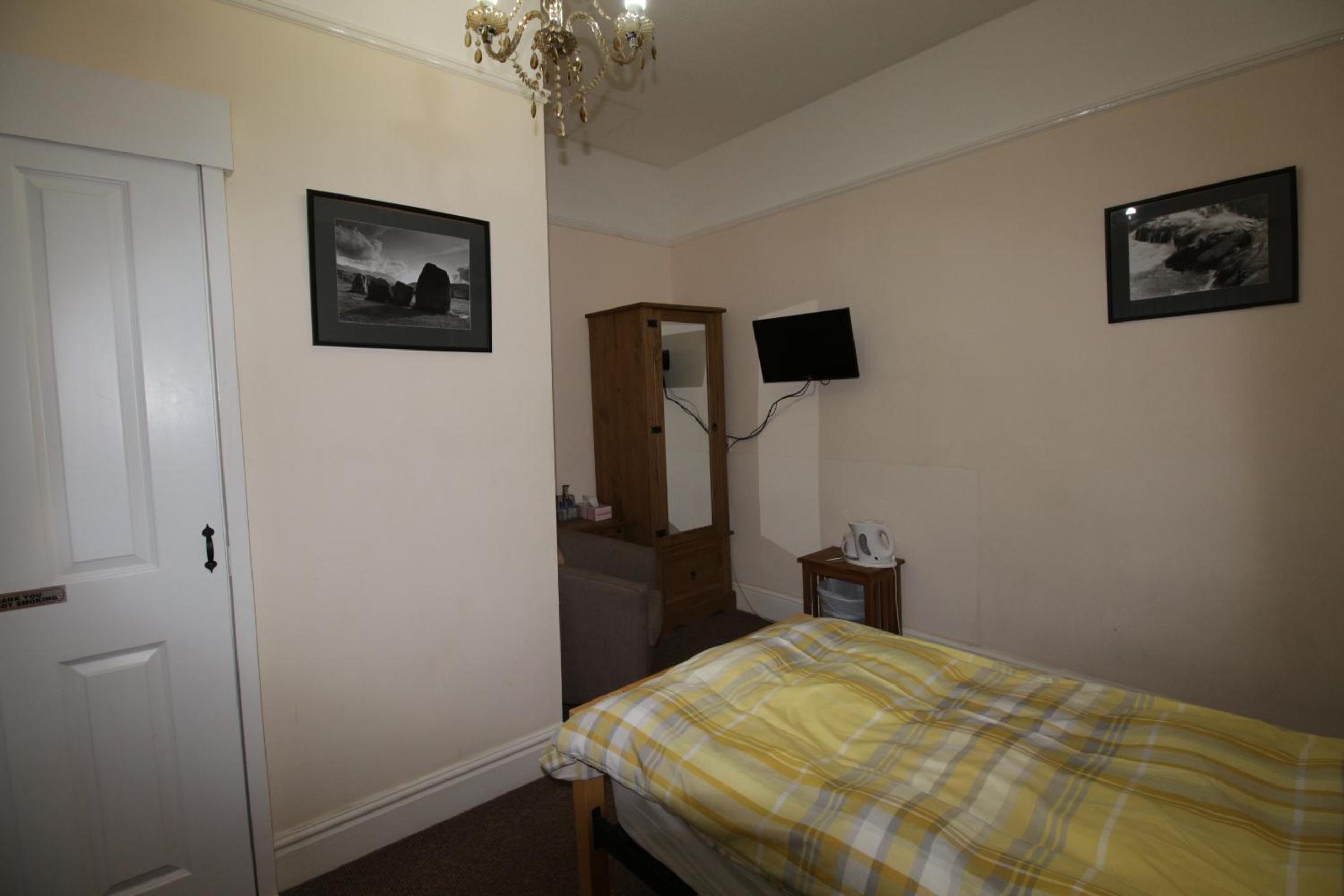 Twin Room with Bathroom photo 3