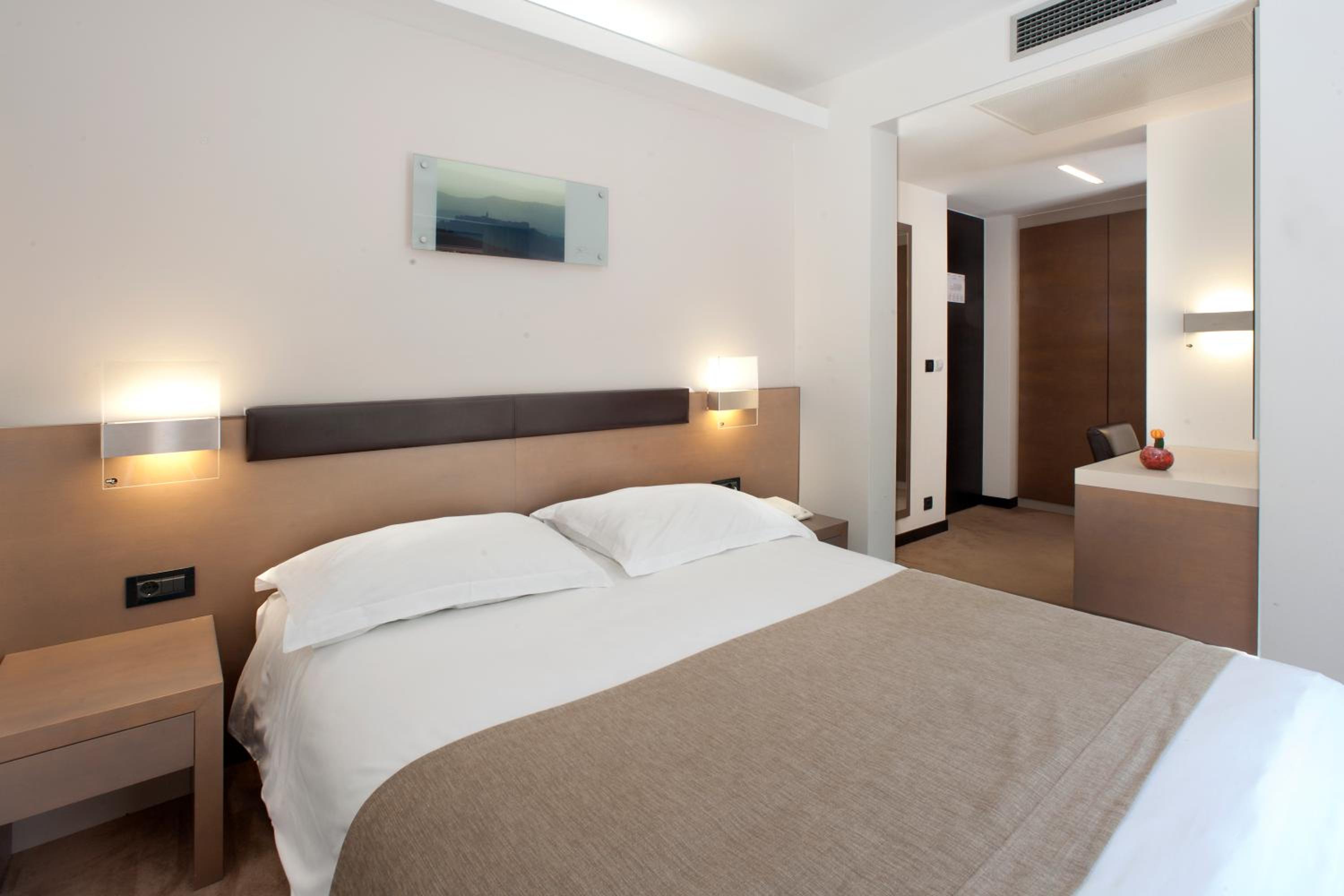 Economy Room With French Bed - Photo 3