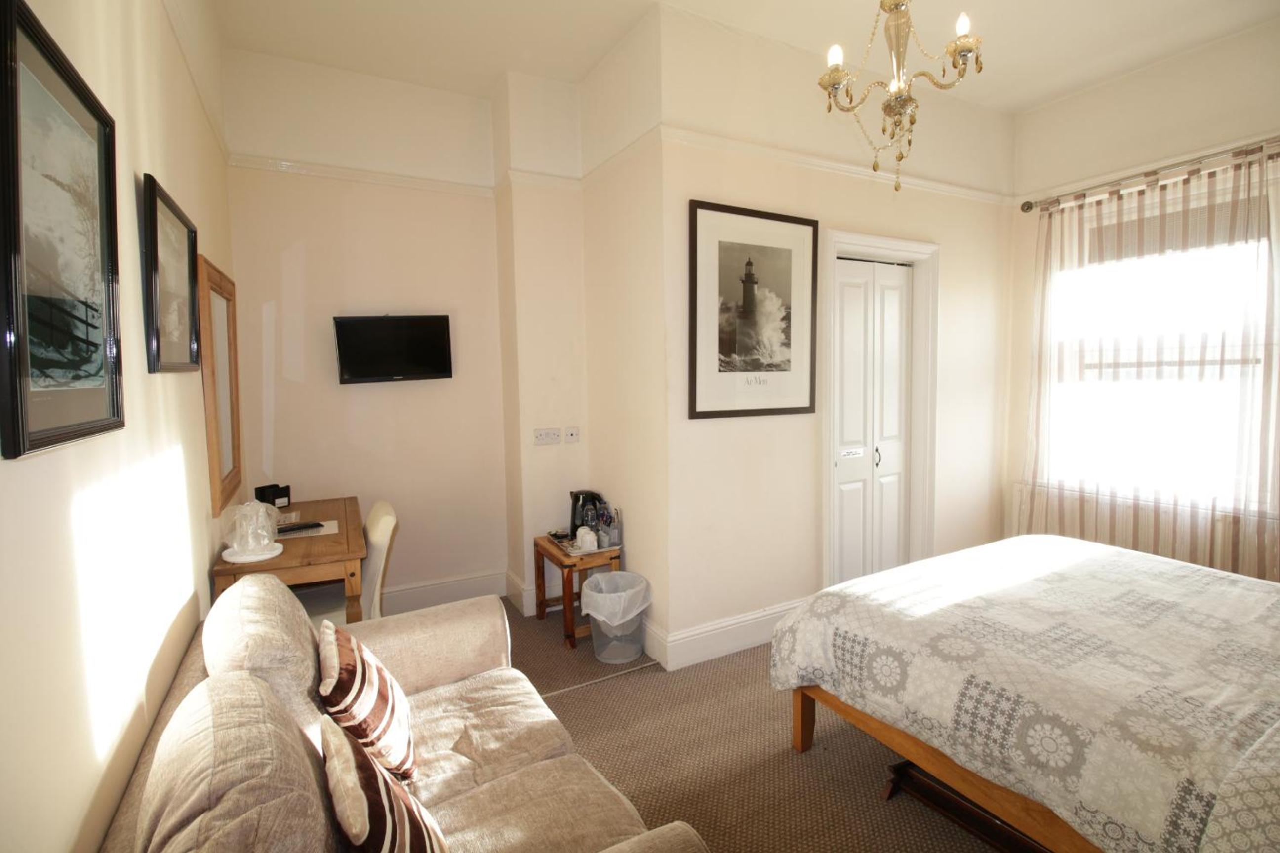 Double Room with Private Bathroom - Photo 18