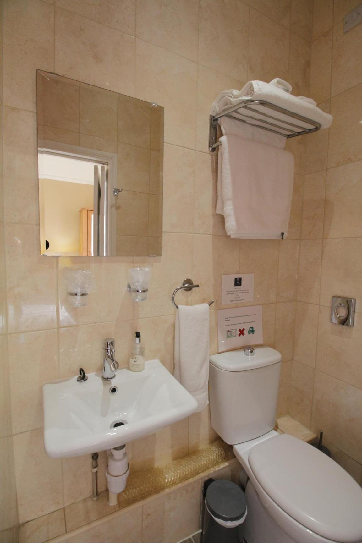 Double Room with Private Bathroom - Photo 22