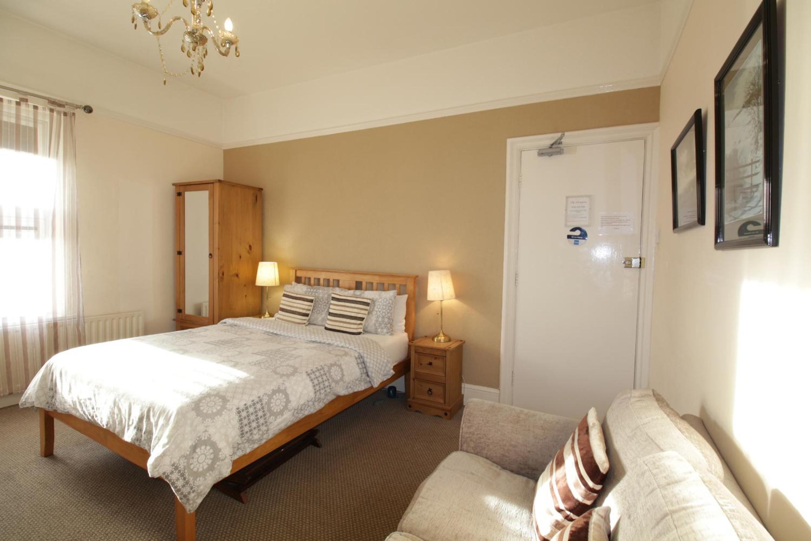 Double Room with Private Bathroom - Photo 17