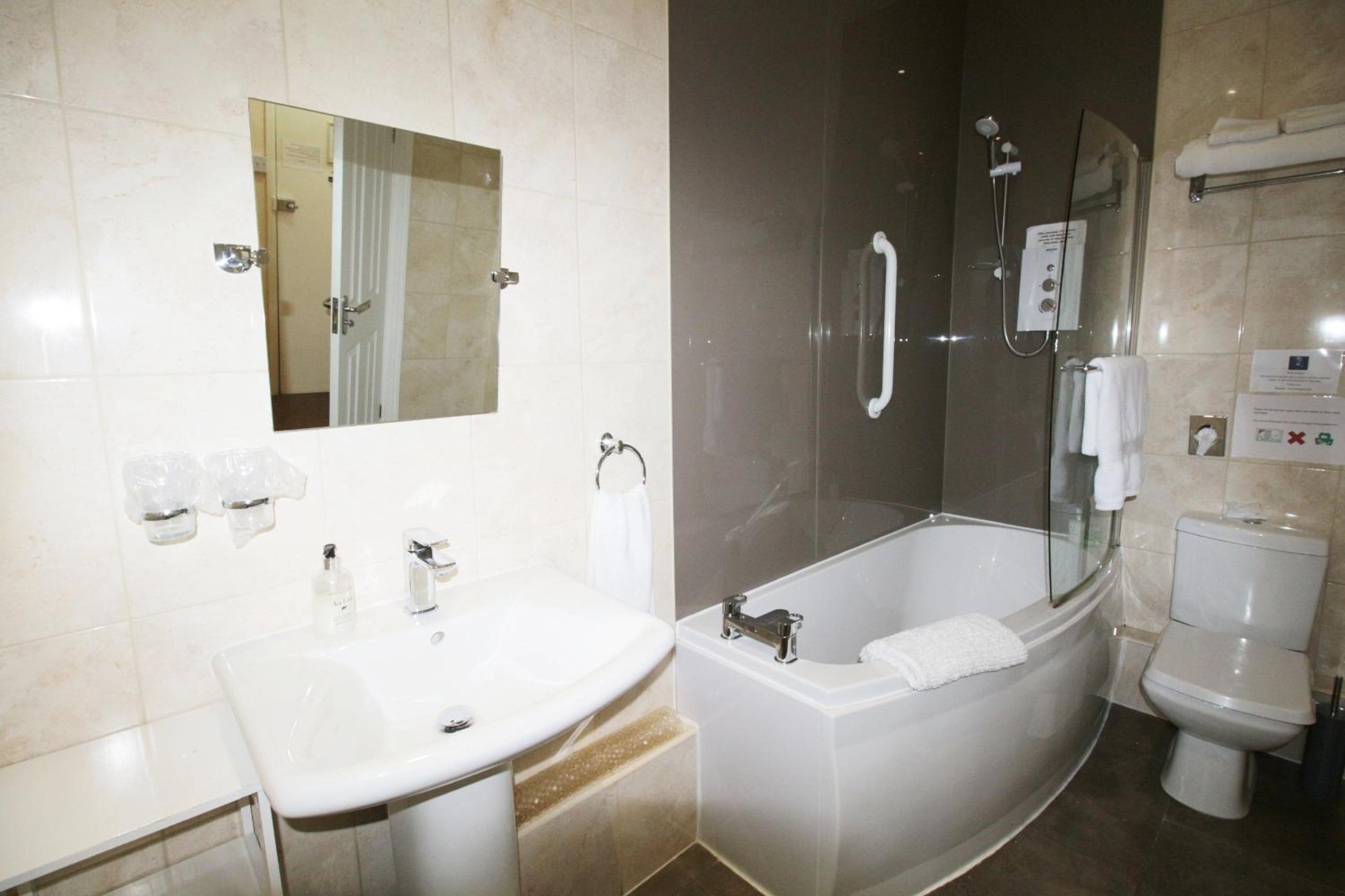 Double Room with Private Bathroom - Photo 9