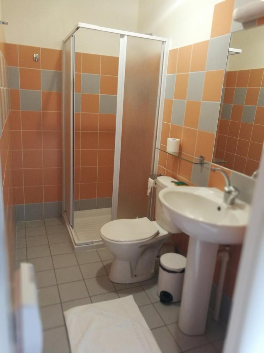 Twin Room with Private Bathroom photo 1