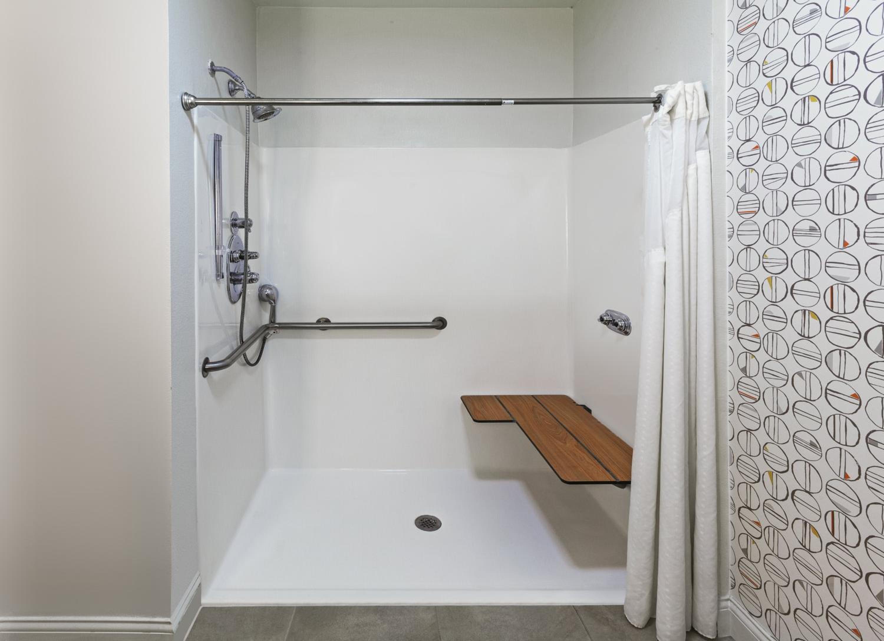 Standard Queen Room with Two Queen Beds and Roll-In Shower - Mobility Access - Photo 2