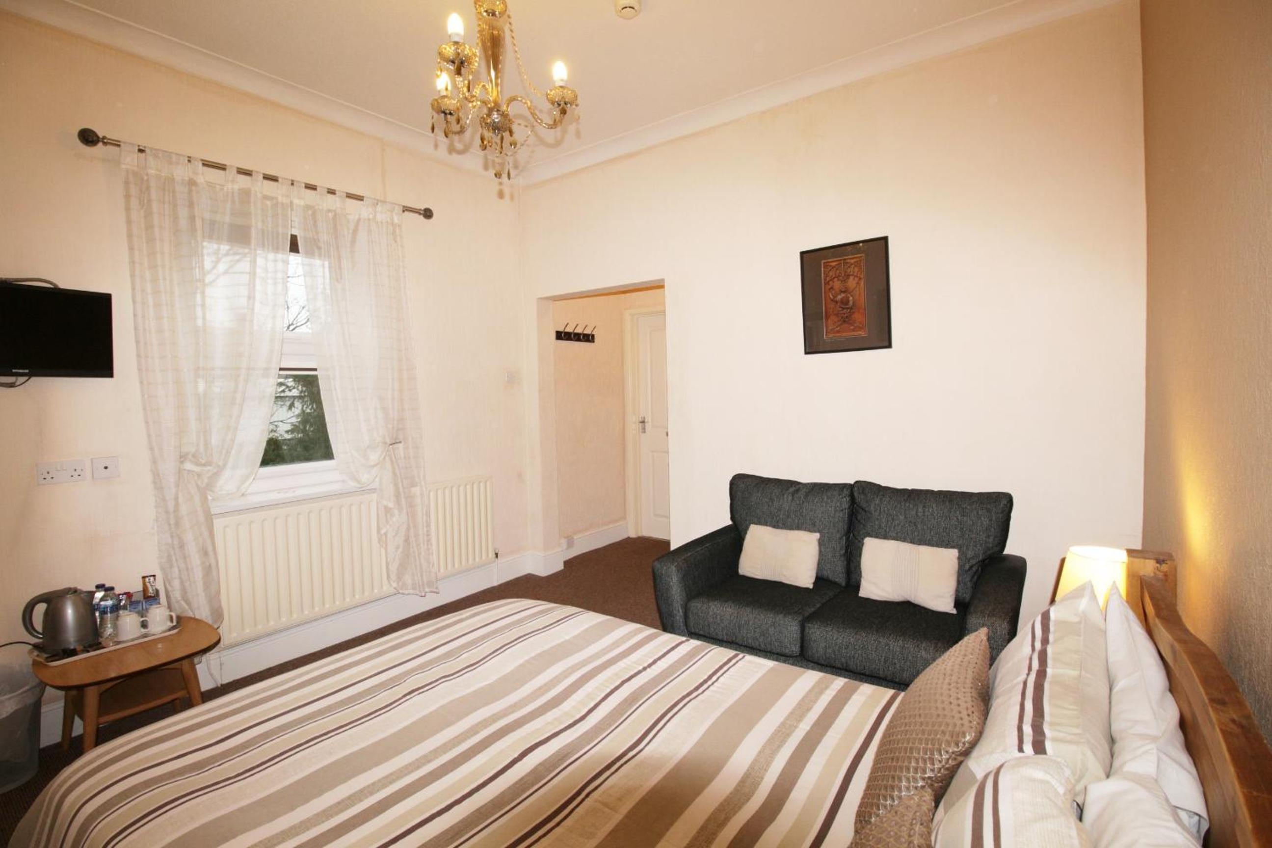 Double Room with Private Bathroom - Photo 10