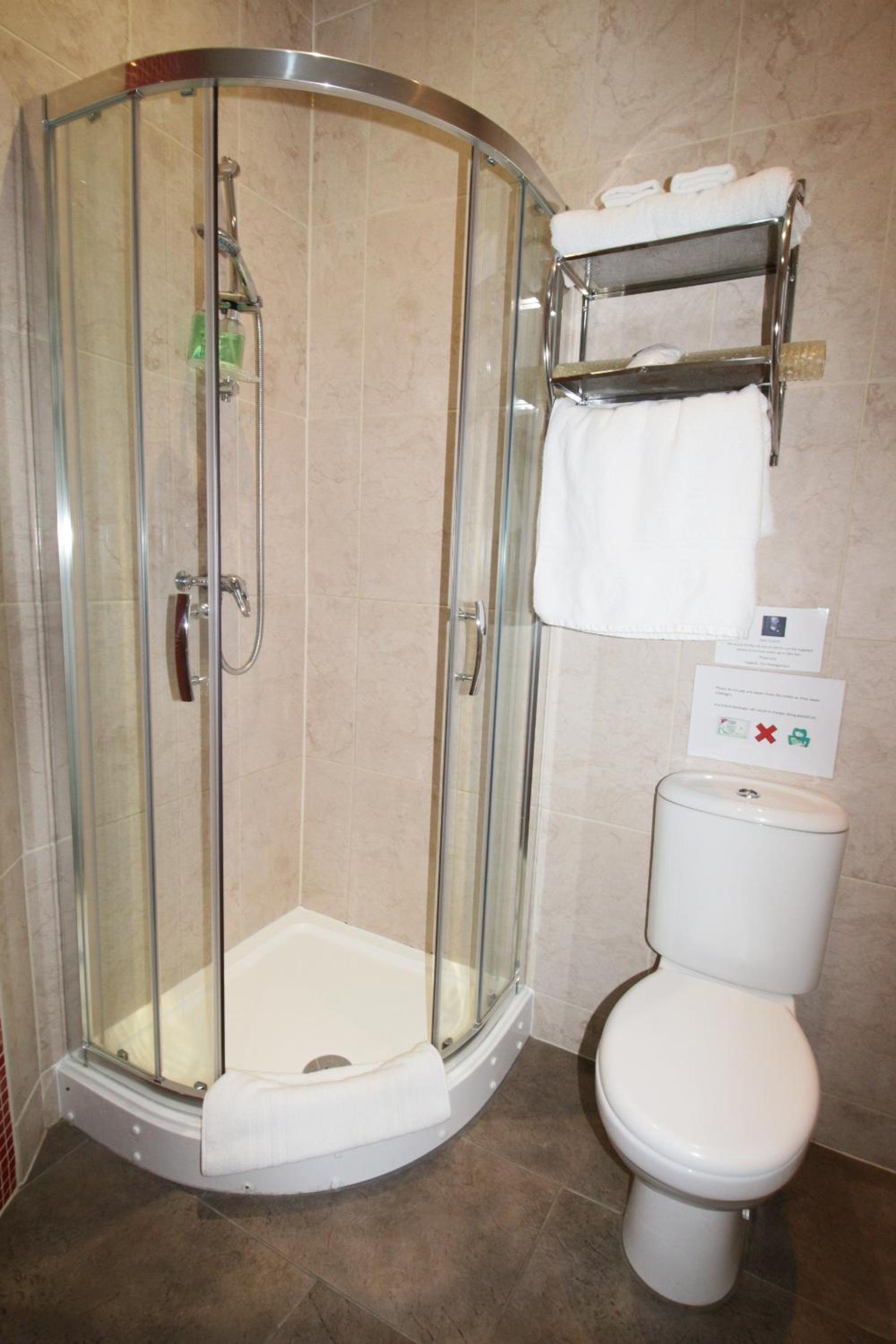 Double Room with Private Bathroom - Photo 15