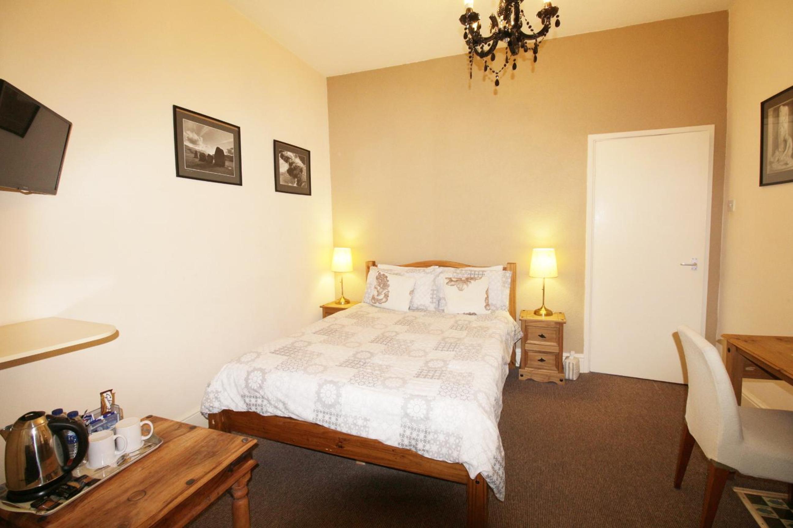 Double Room with Private Bathroom - Photo 14