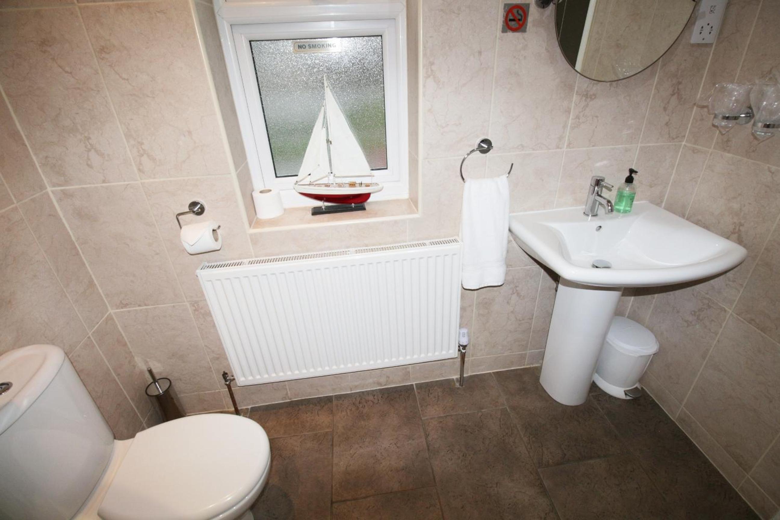 Double Room with Private Bathroom - Photo 13