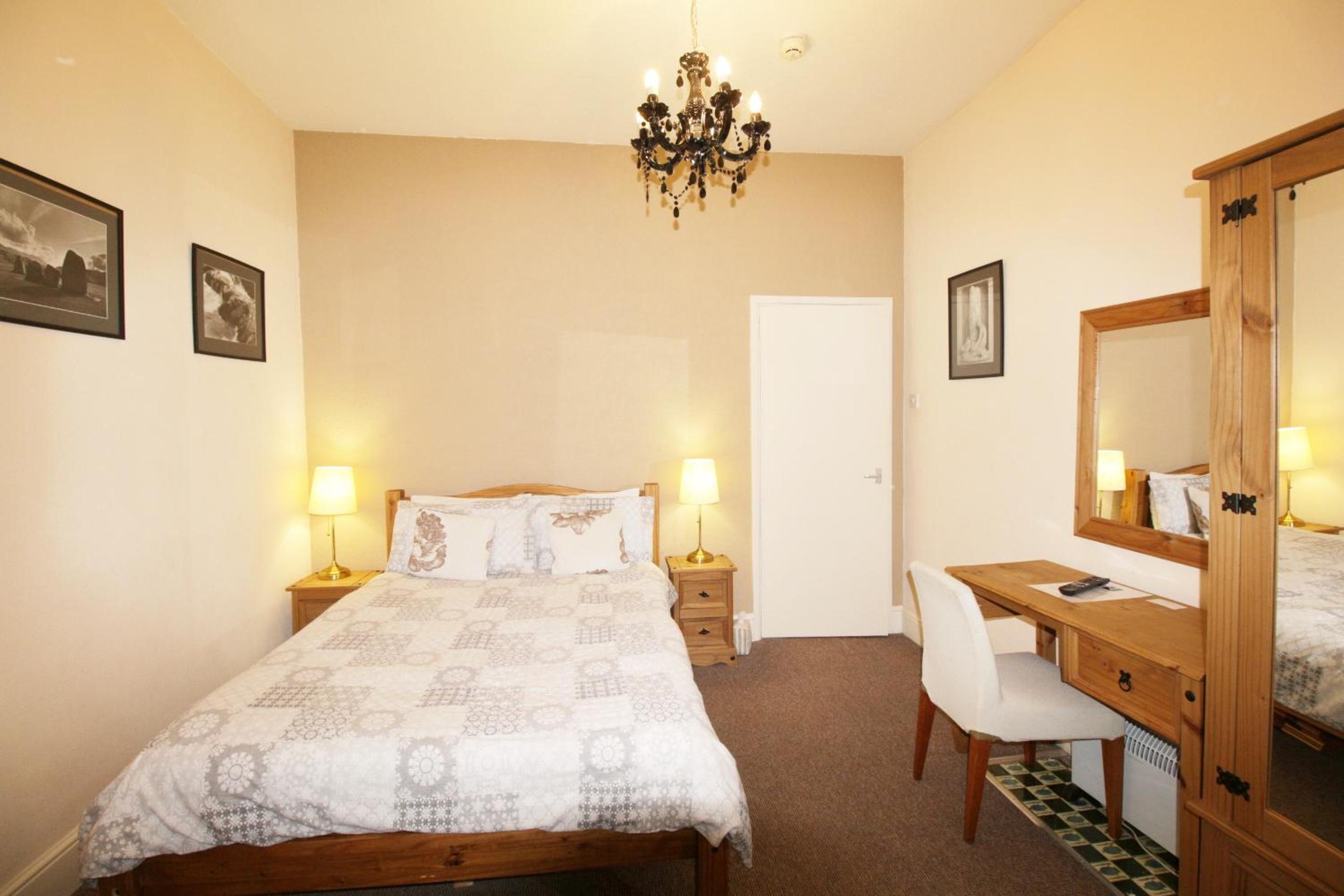 Double Room with Private Bathroom - Photo 16