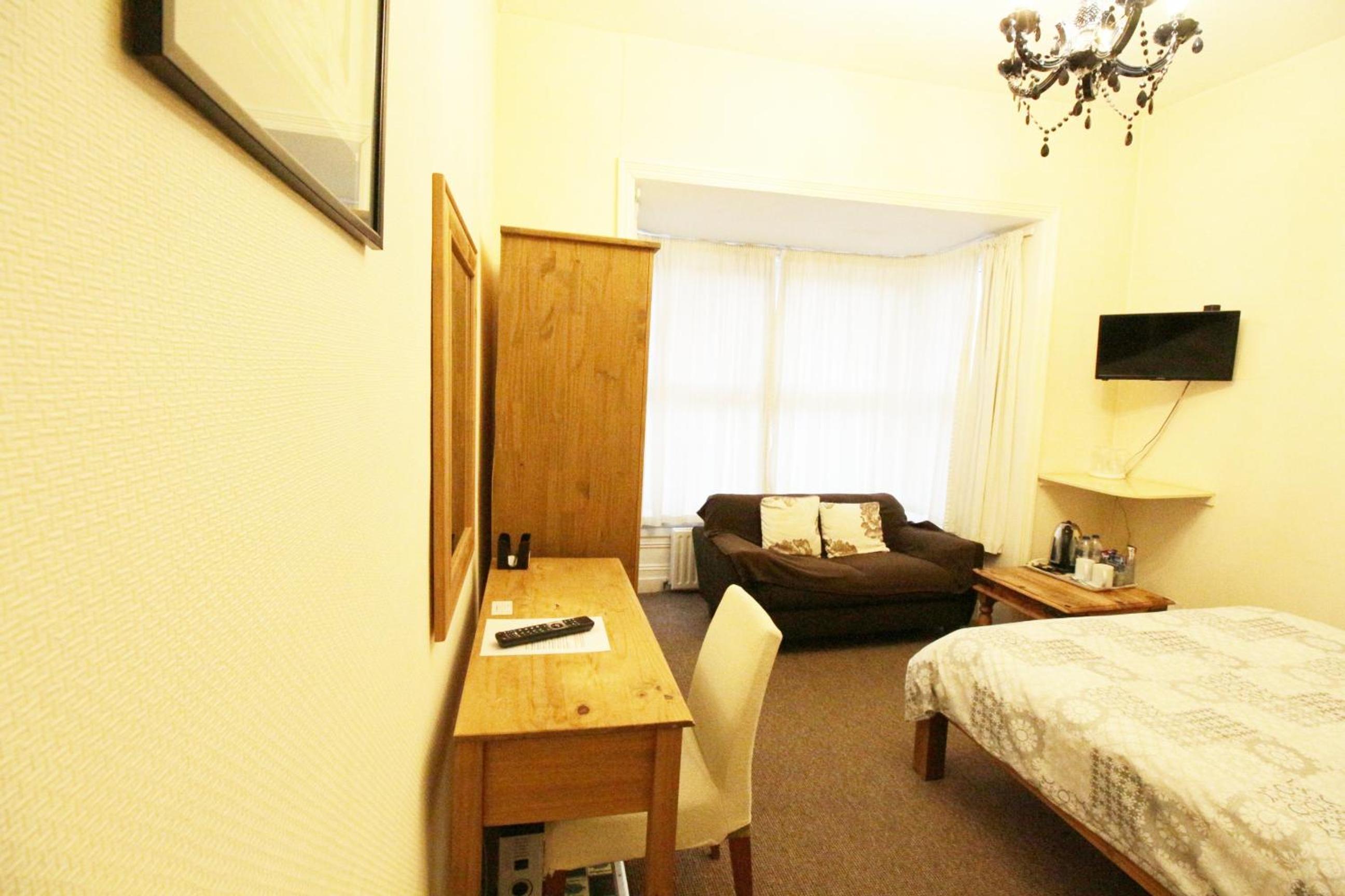 Double Room with Private Bathroom - Photo 20