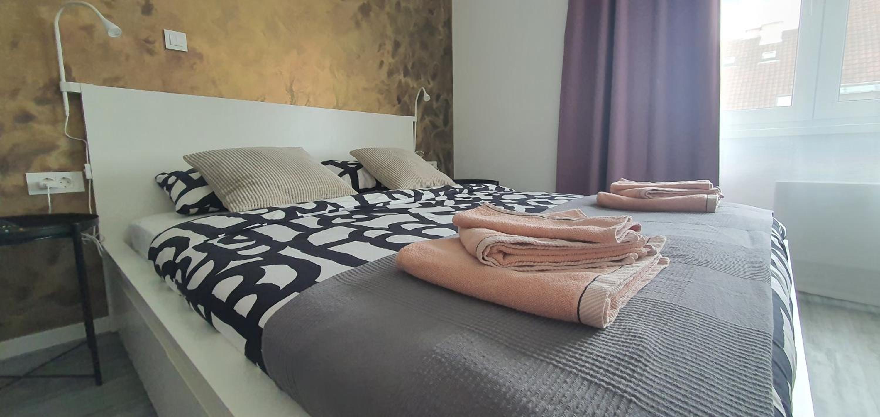 One-Bedroom Apartment - Photo 2