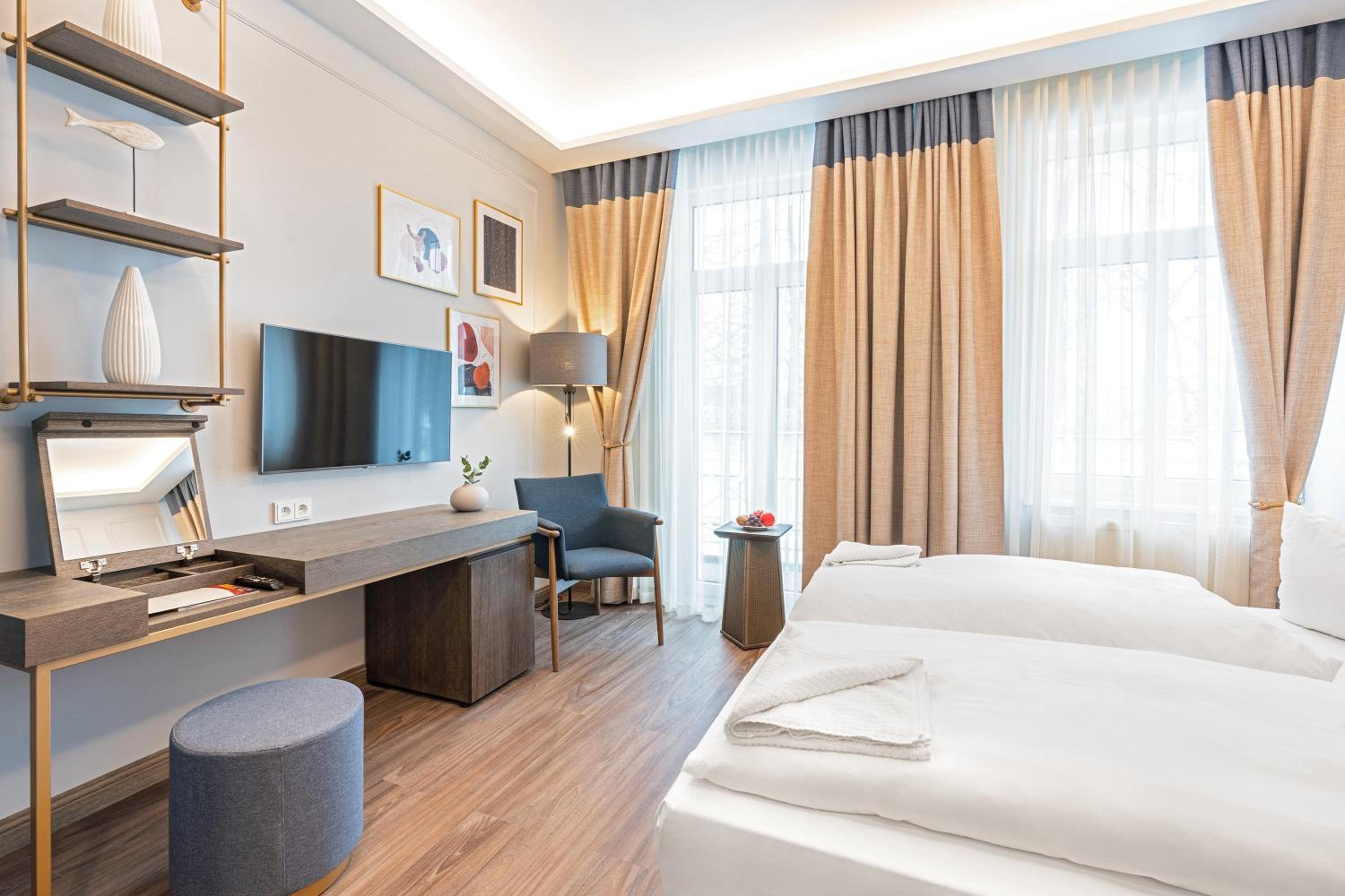 Double Room thumbnail 6